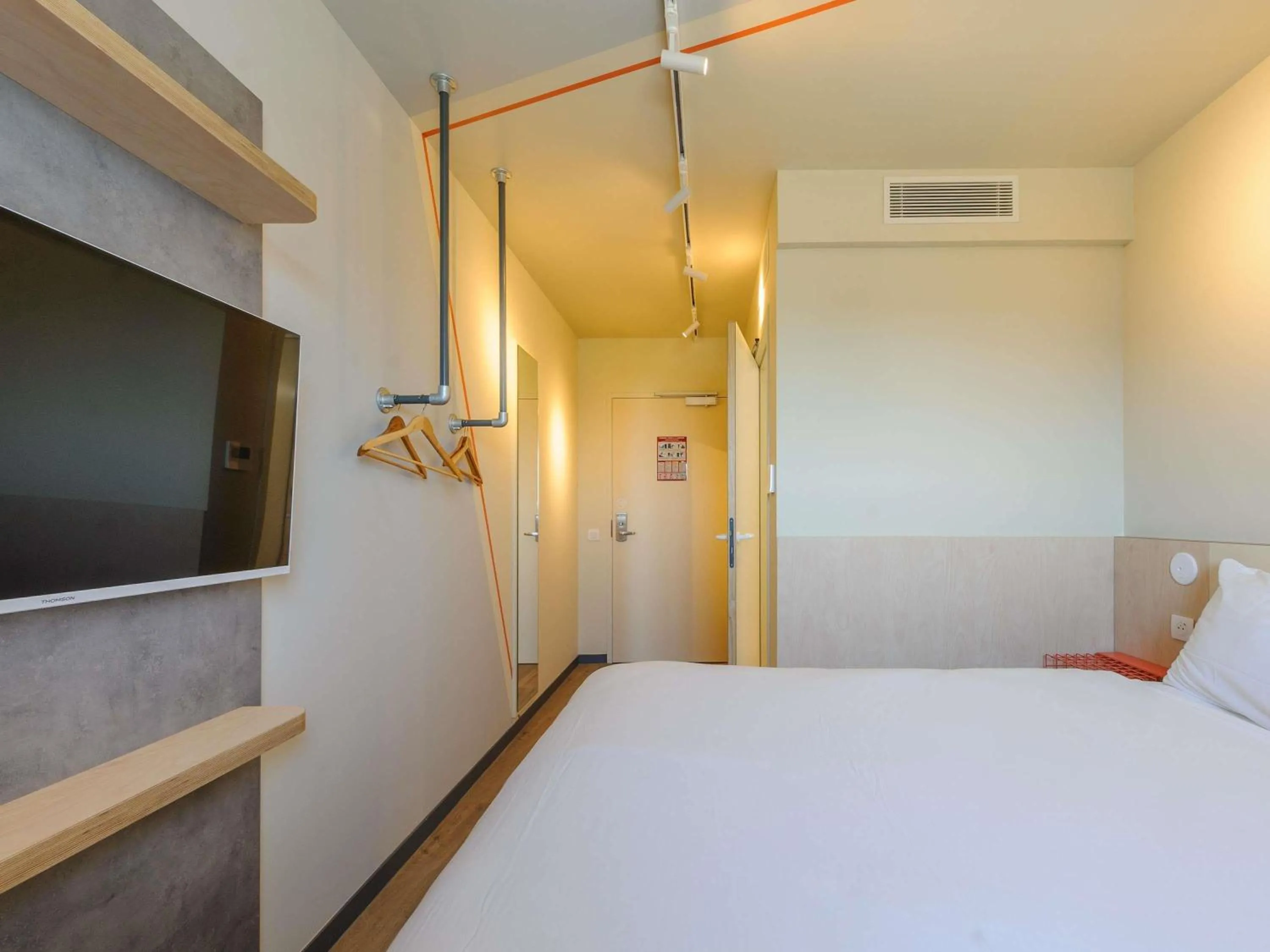 Bedroom, Bed in Ibis Budget La Rochelle Puilboreau