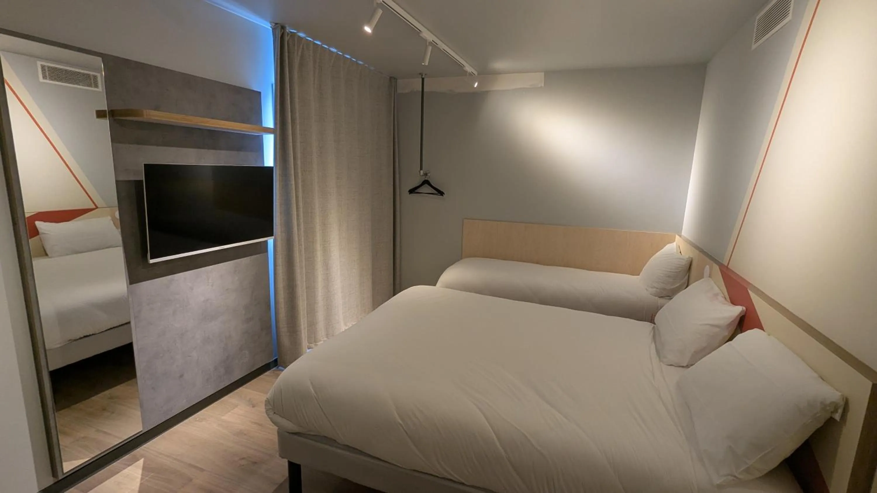 Bed in Ibis Budget La Rochelle Puilboreau