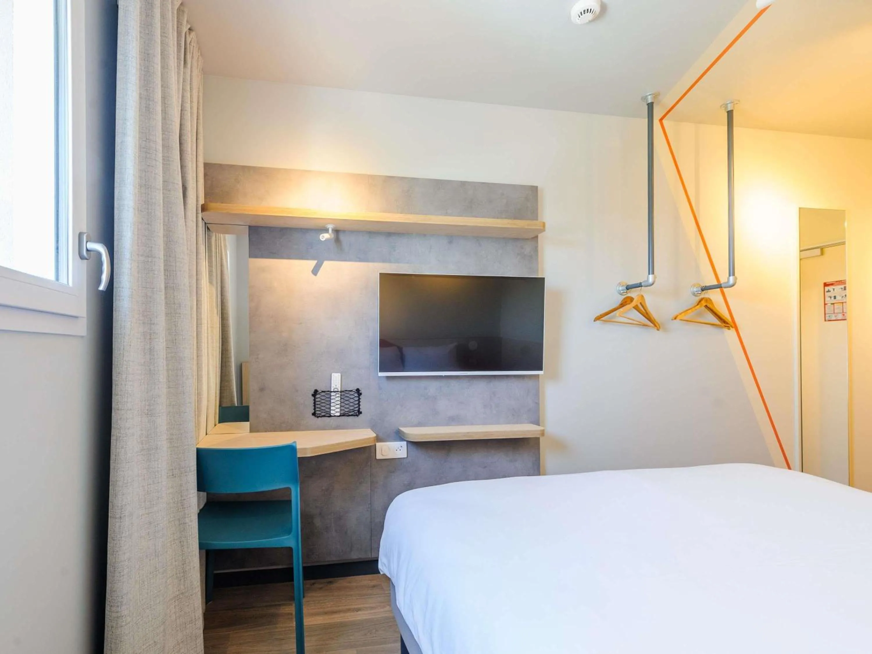 Bedroom, Bed in Ibis Budget La Rochelle Puilboreau