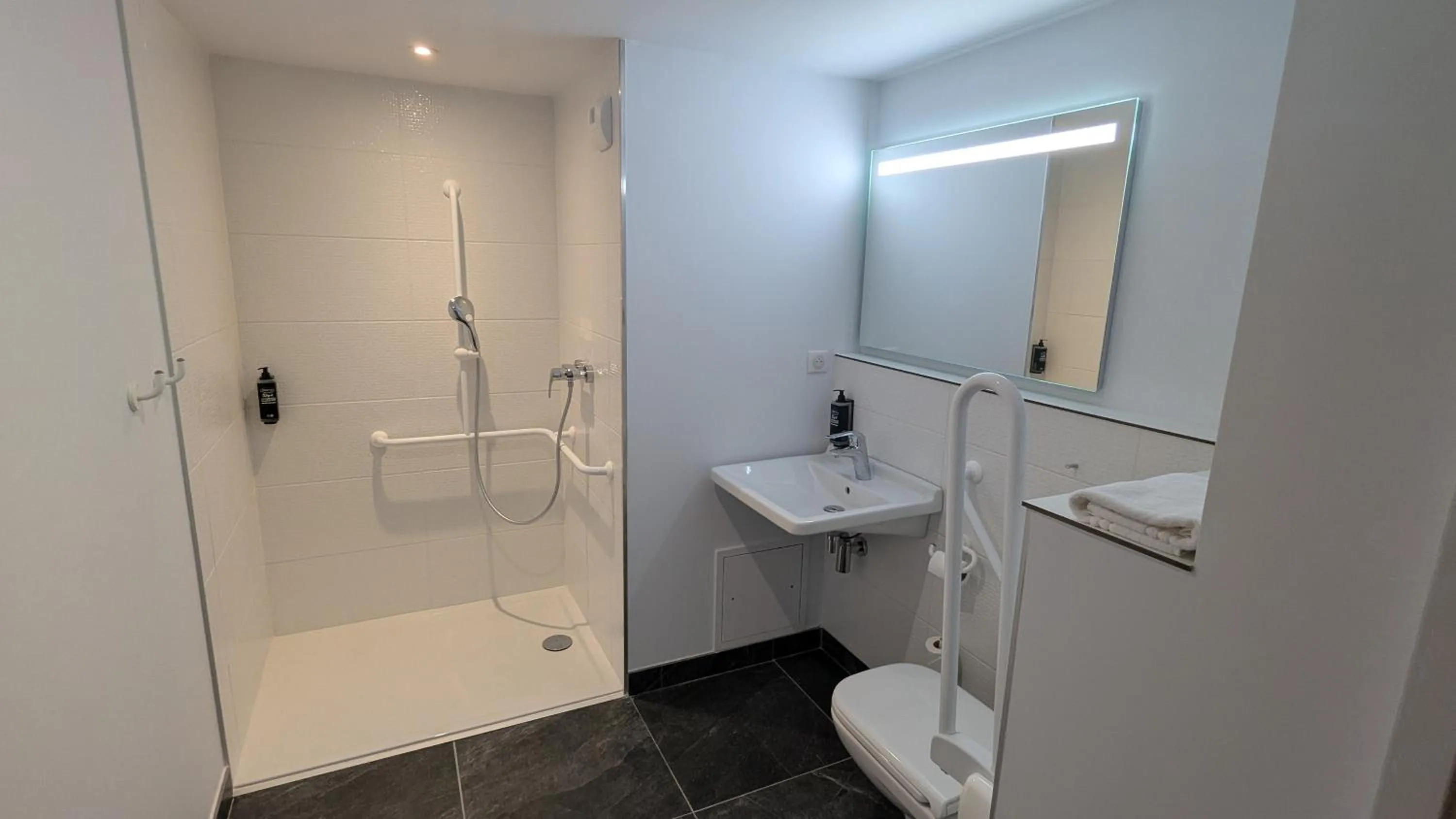 Bathroom in Ibis Budget La Rochelle Puilboreau