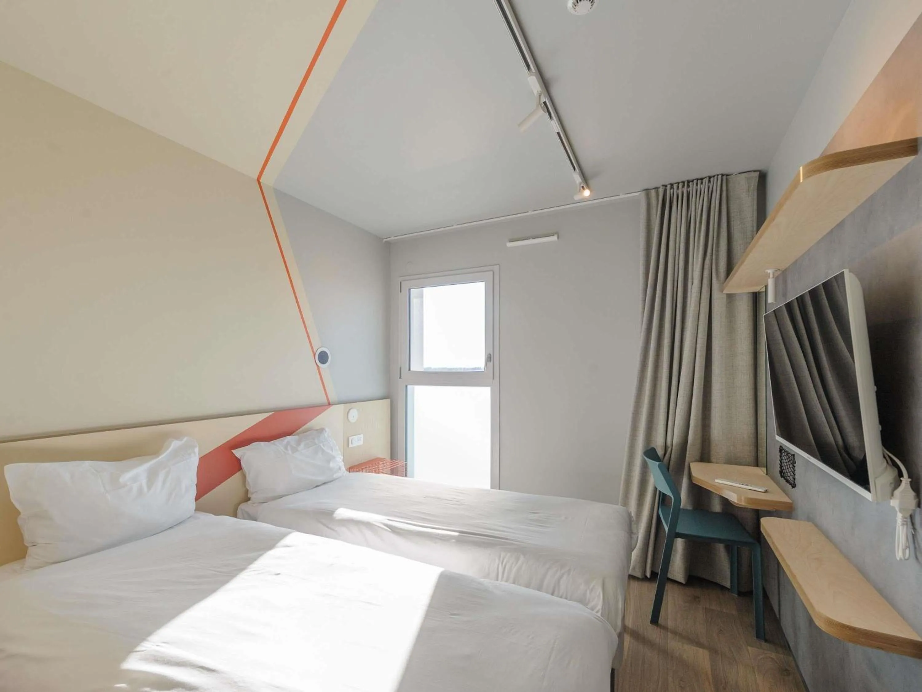 Bedroom, Bed in Ibis Budget La Rochelle Puilboreau