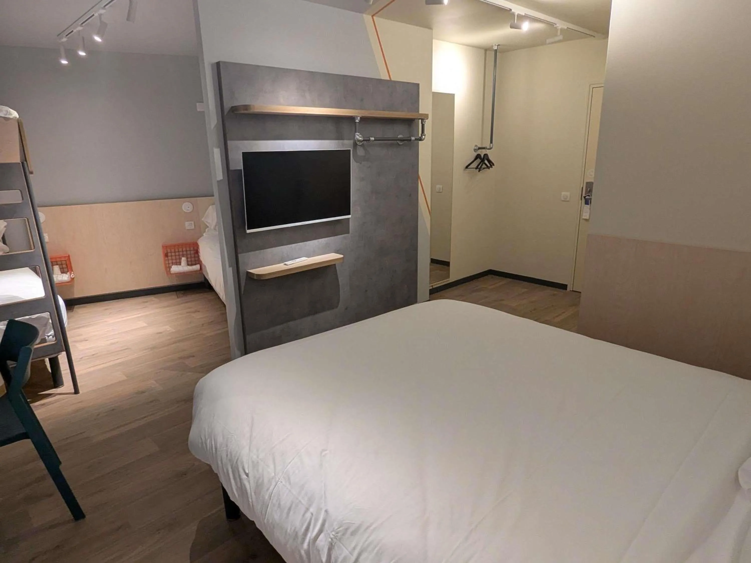 Bedroom, Bed in Ibis Budget La Rochelle Puilboreau