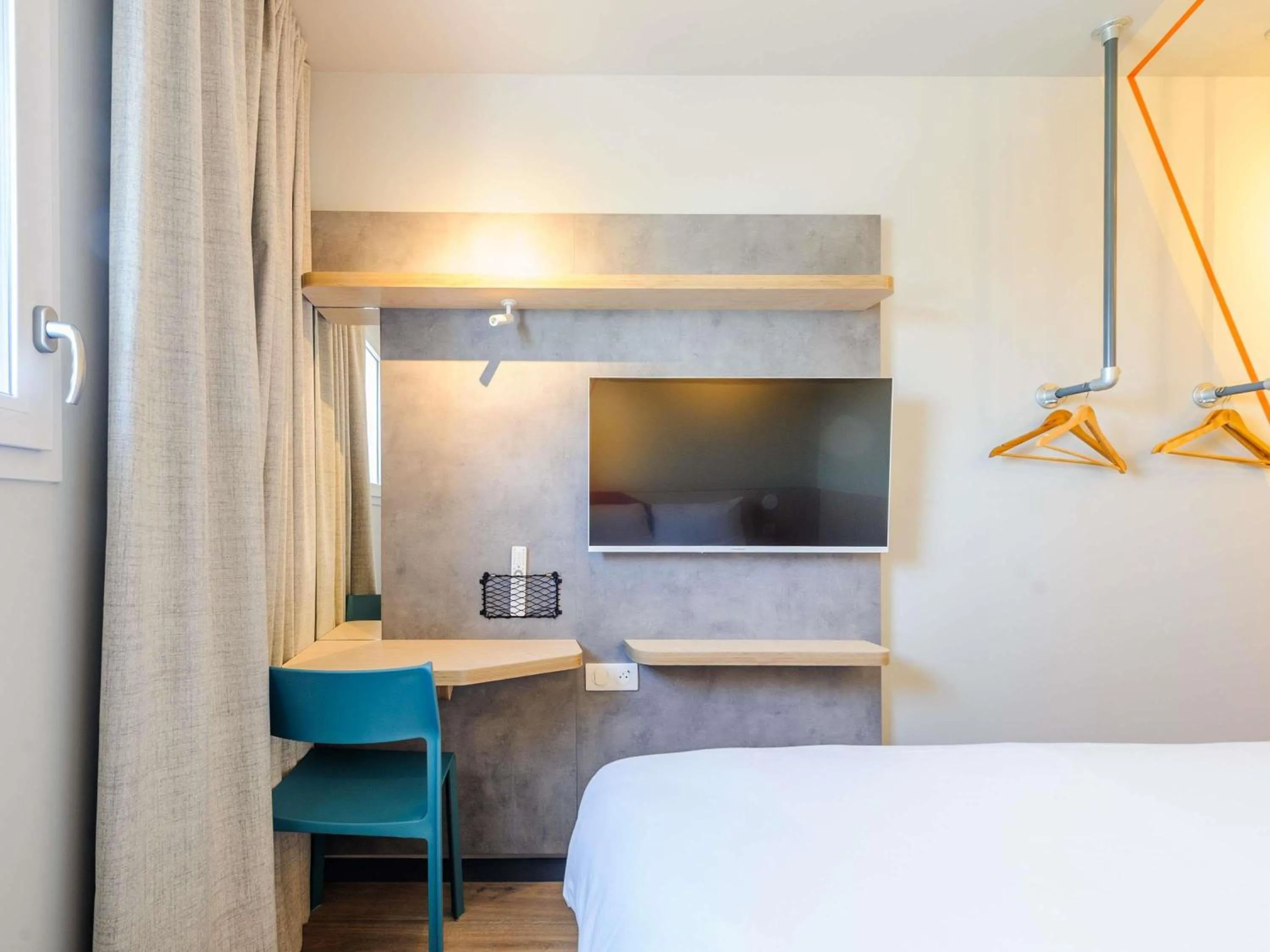 Bedroom, Bed in Ibis Budget La Rochelle Puilboreau