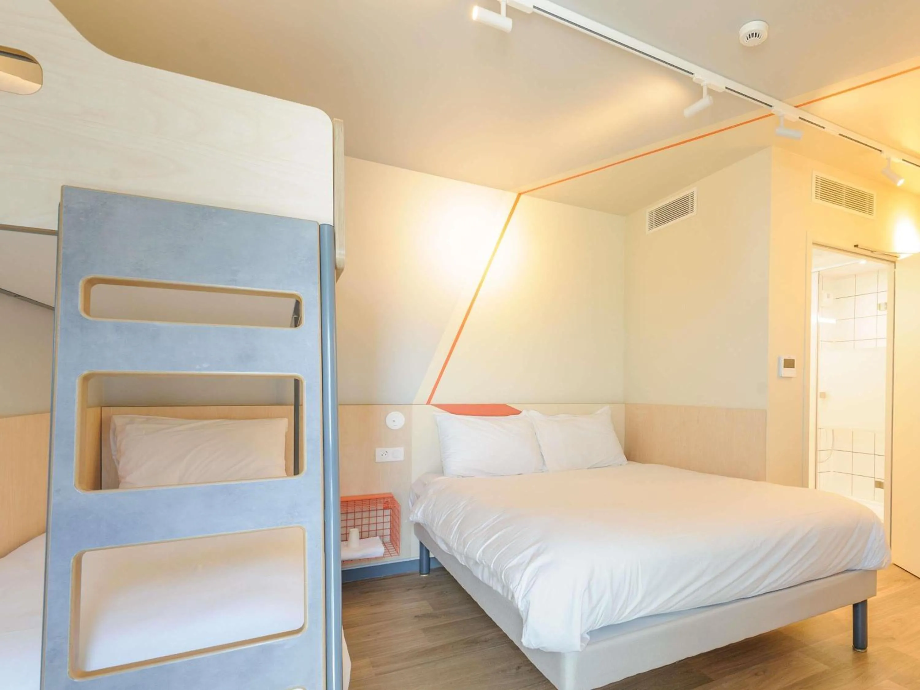 Bedroom, Bed in Ibis Budget La Rochelle Puilboreau