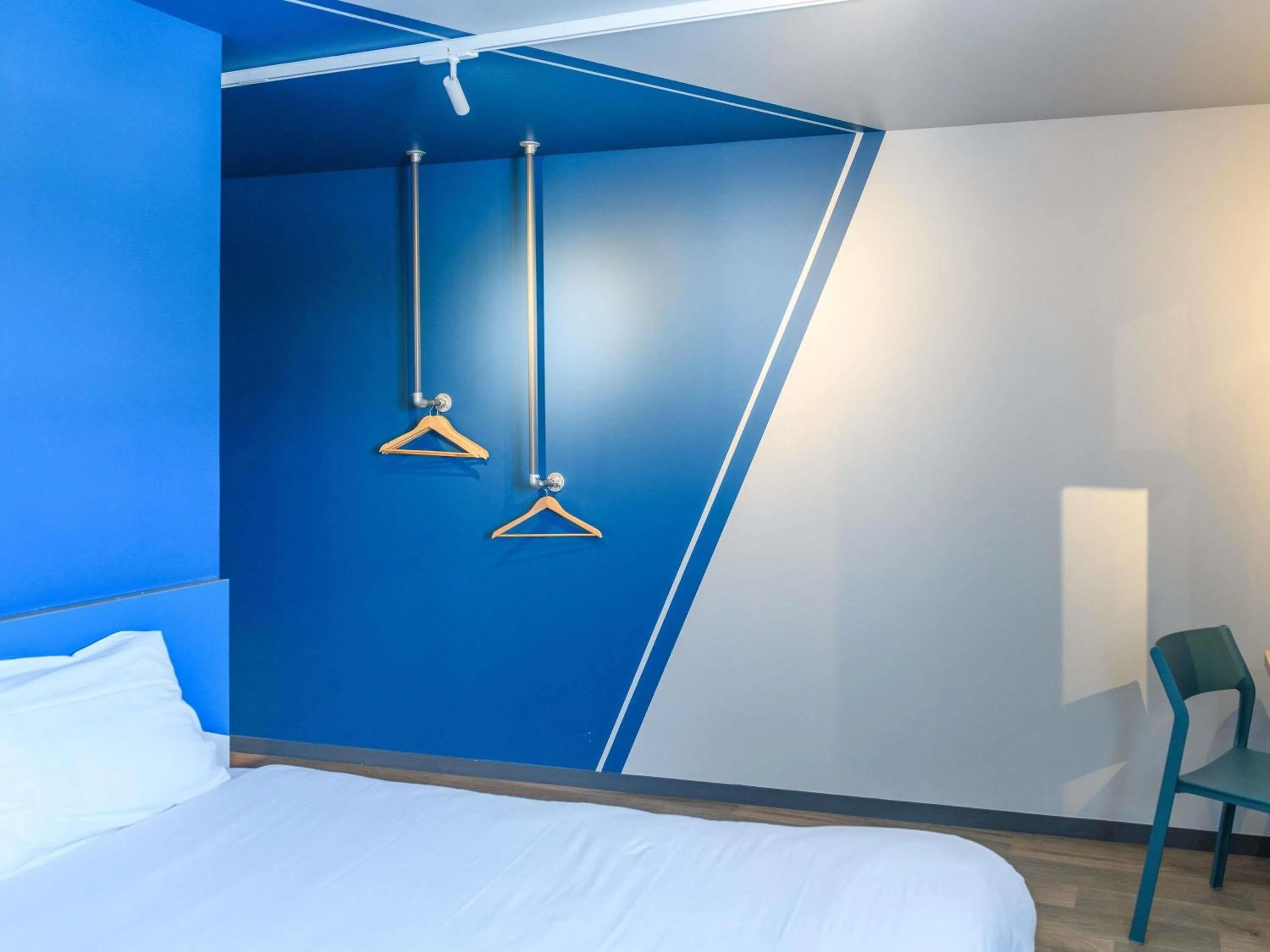 Bedroom, Bed in Ibis Budget La Rochelle Puilboreau