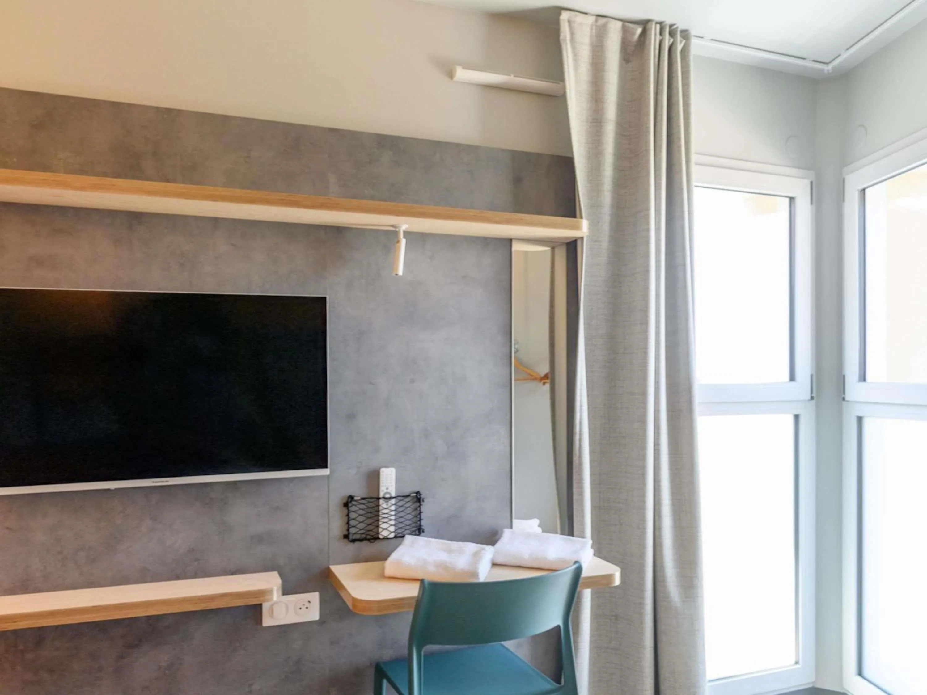 Bedroom in Ibis Budget La Rochelle Puilboreau