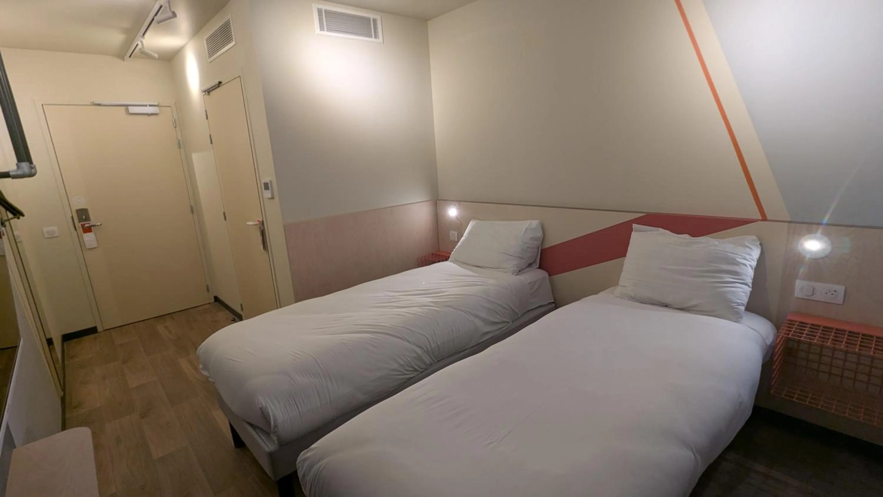 Bed in Ibis Budget La Rochelle Puilboreau