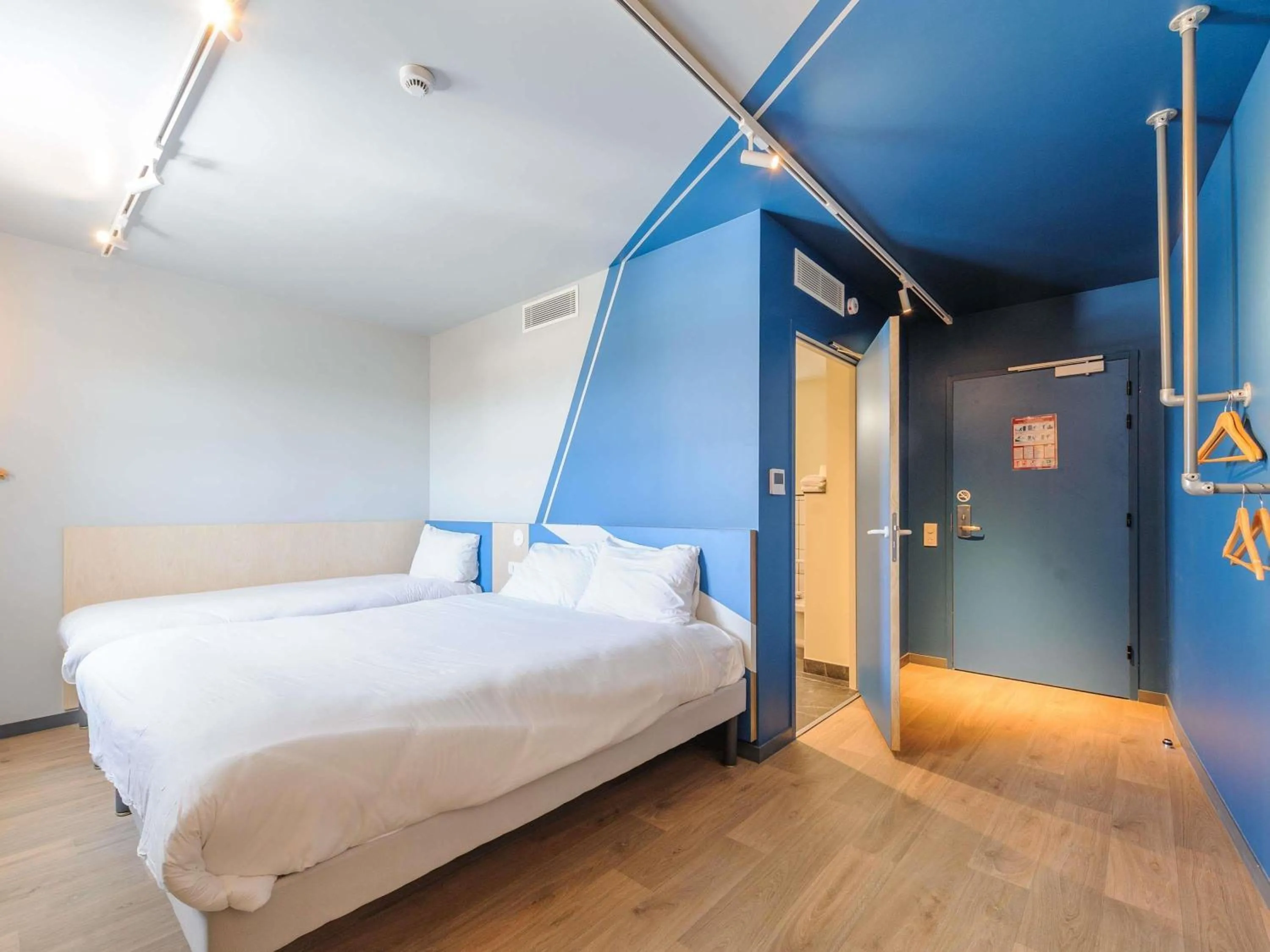 Bedroom, Bed in Ibis Budget La Rochelle Puilboreau