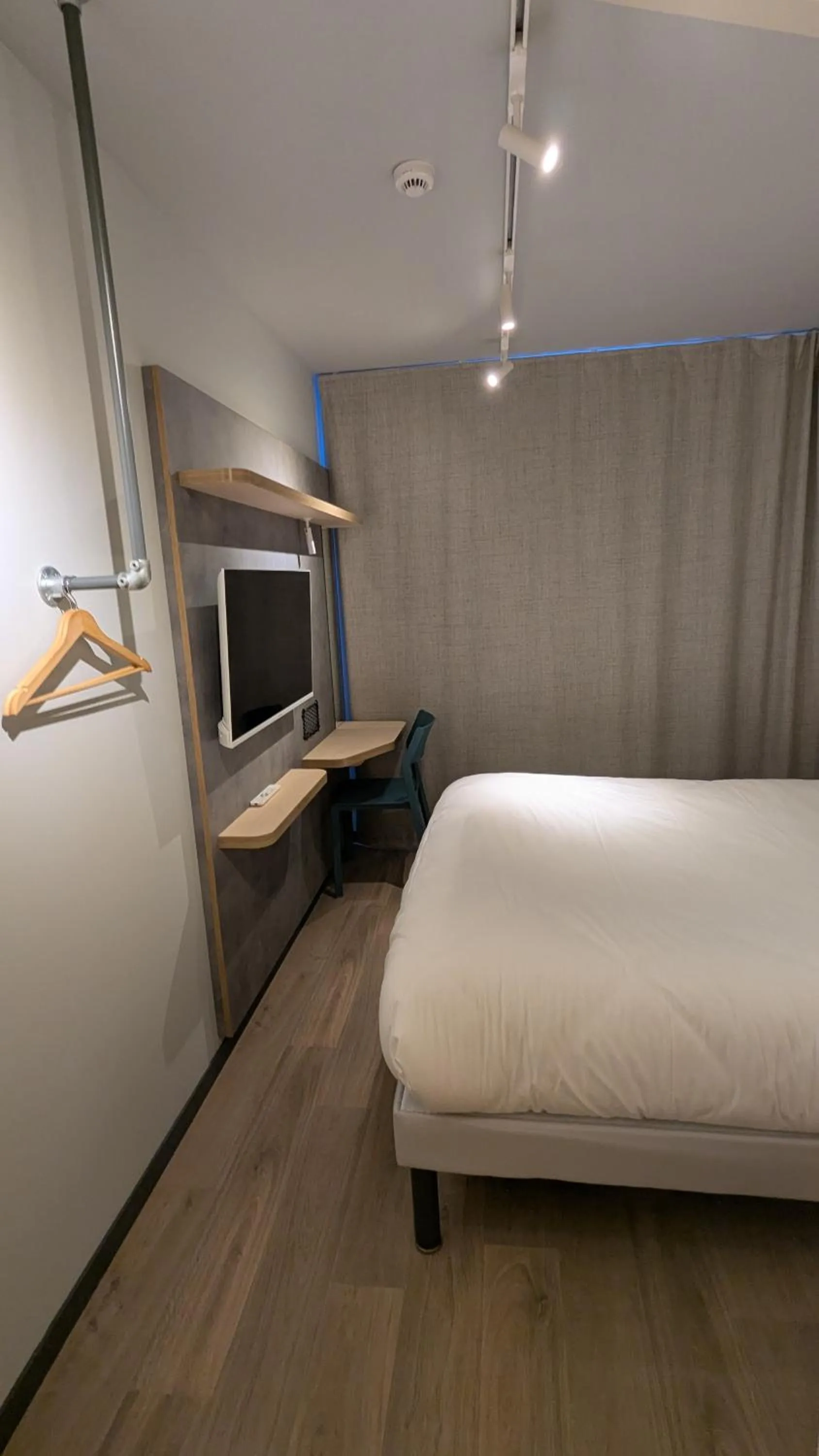 Bed in Ibis Budget La Rochelle Puilboreau