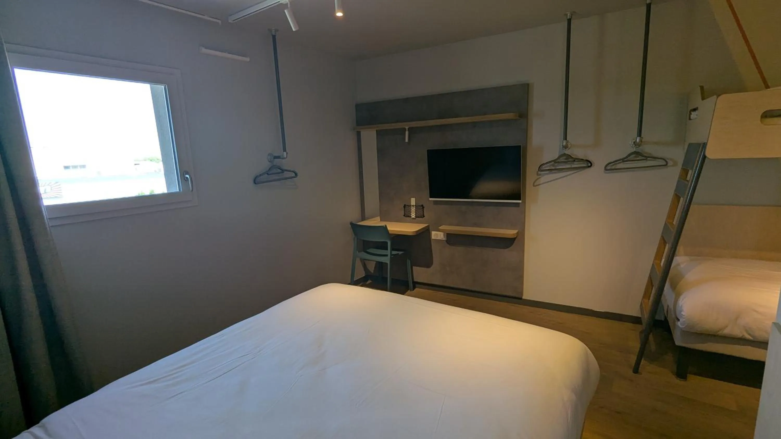 Bed in Ibis Budget La Rochelle Puilboreau