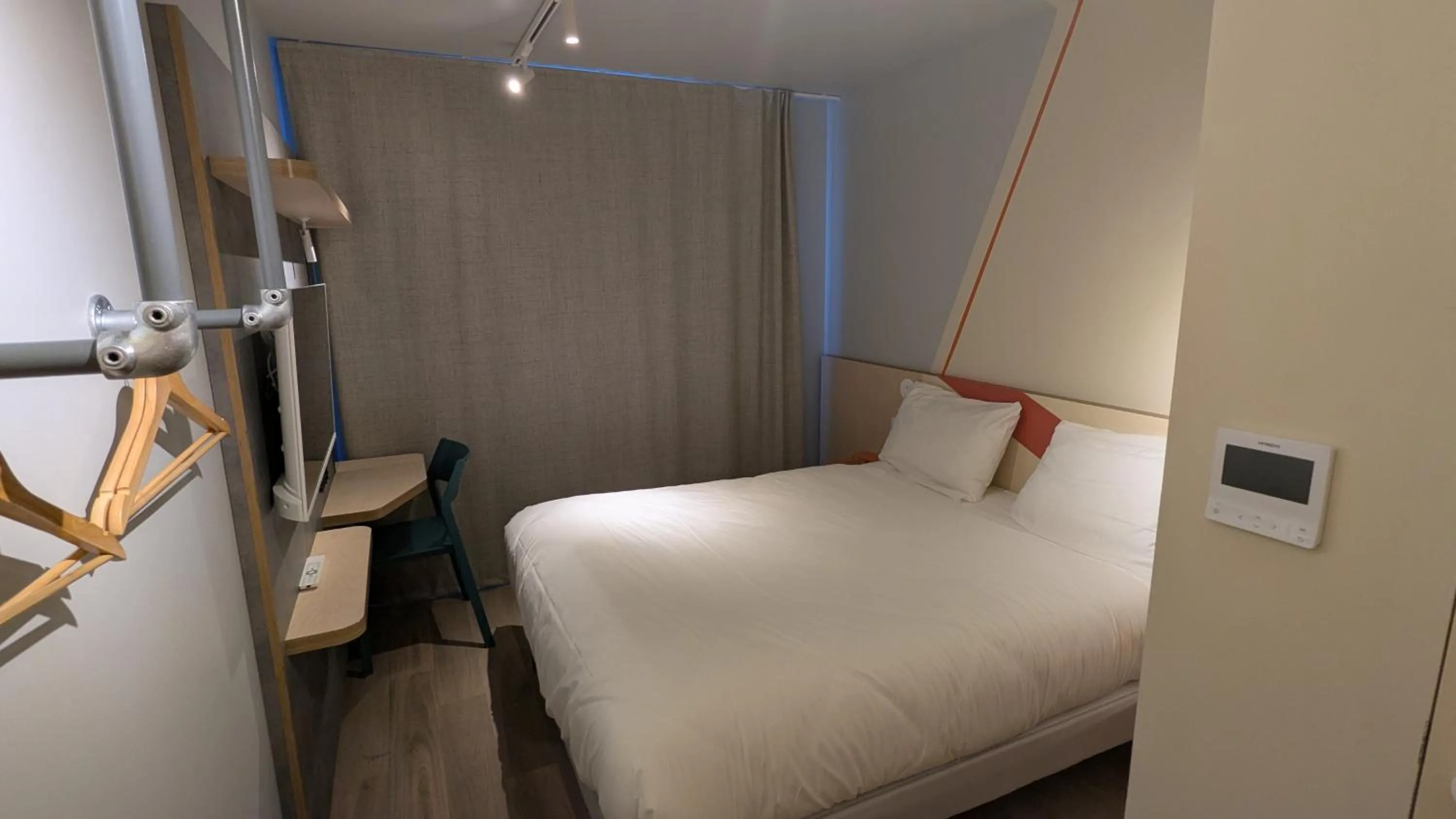 Bed in Ibis Budget La Rochelle Puilboreau