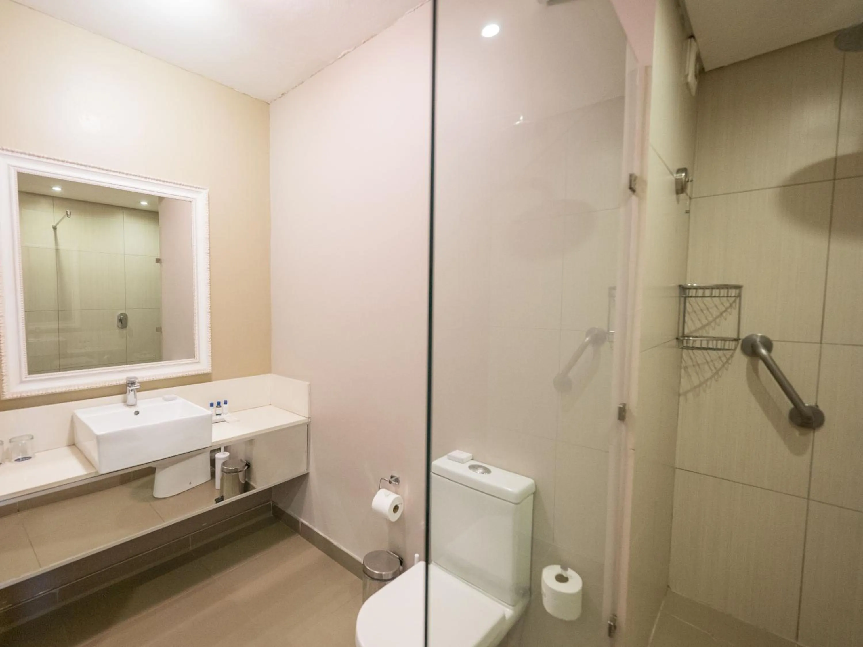 Shower in ANEW Hotel Hatfield Pretoria