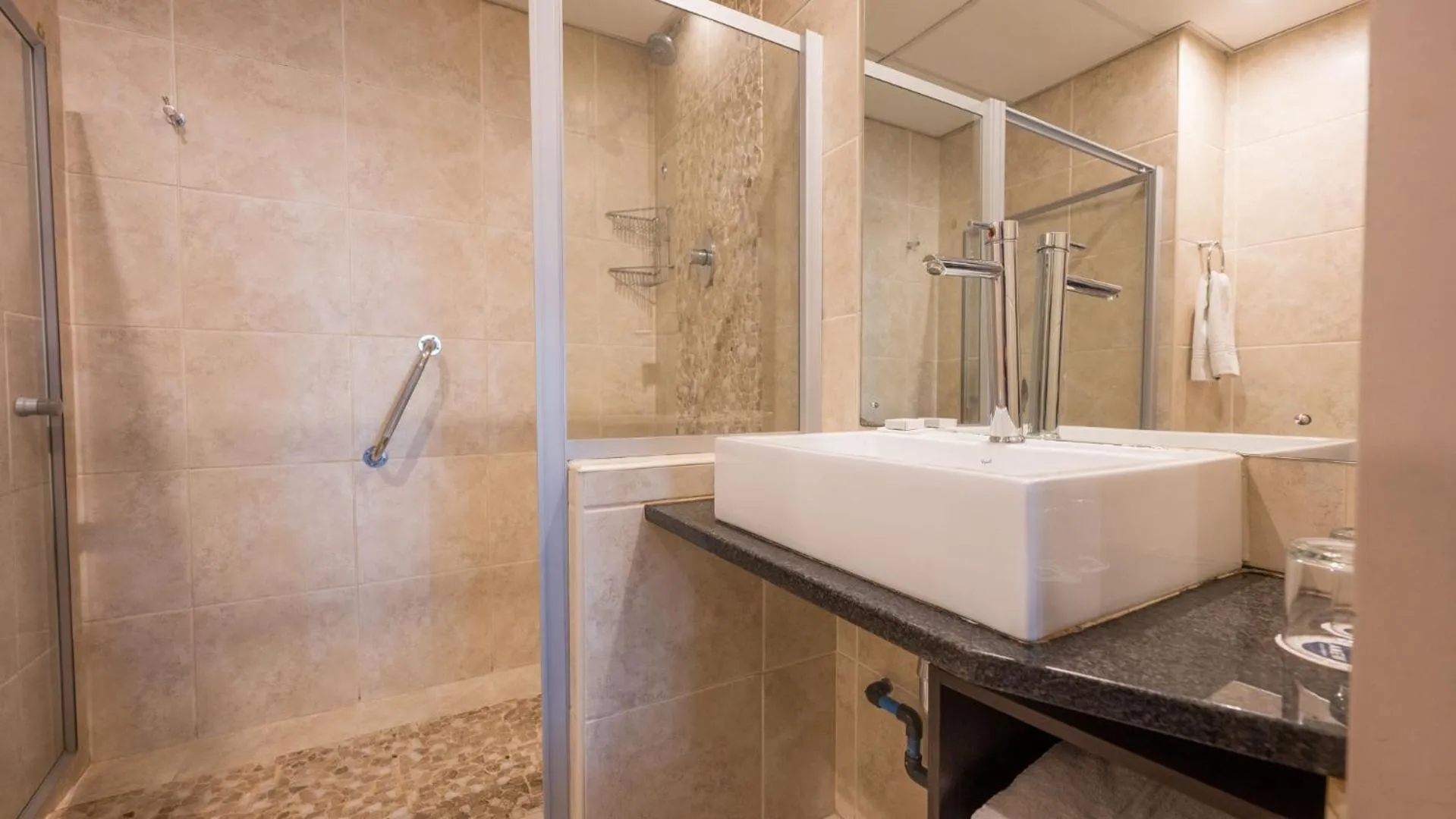 Shower in ANEW Hotel Hatfield Pretoria