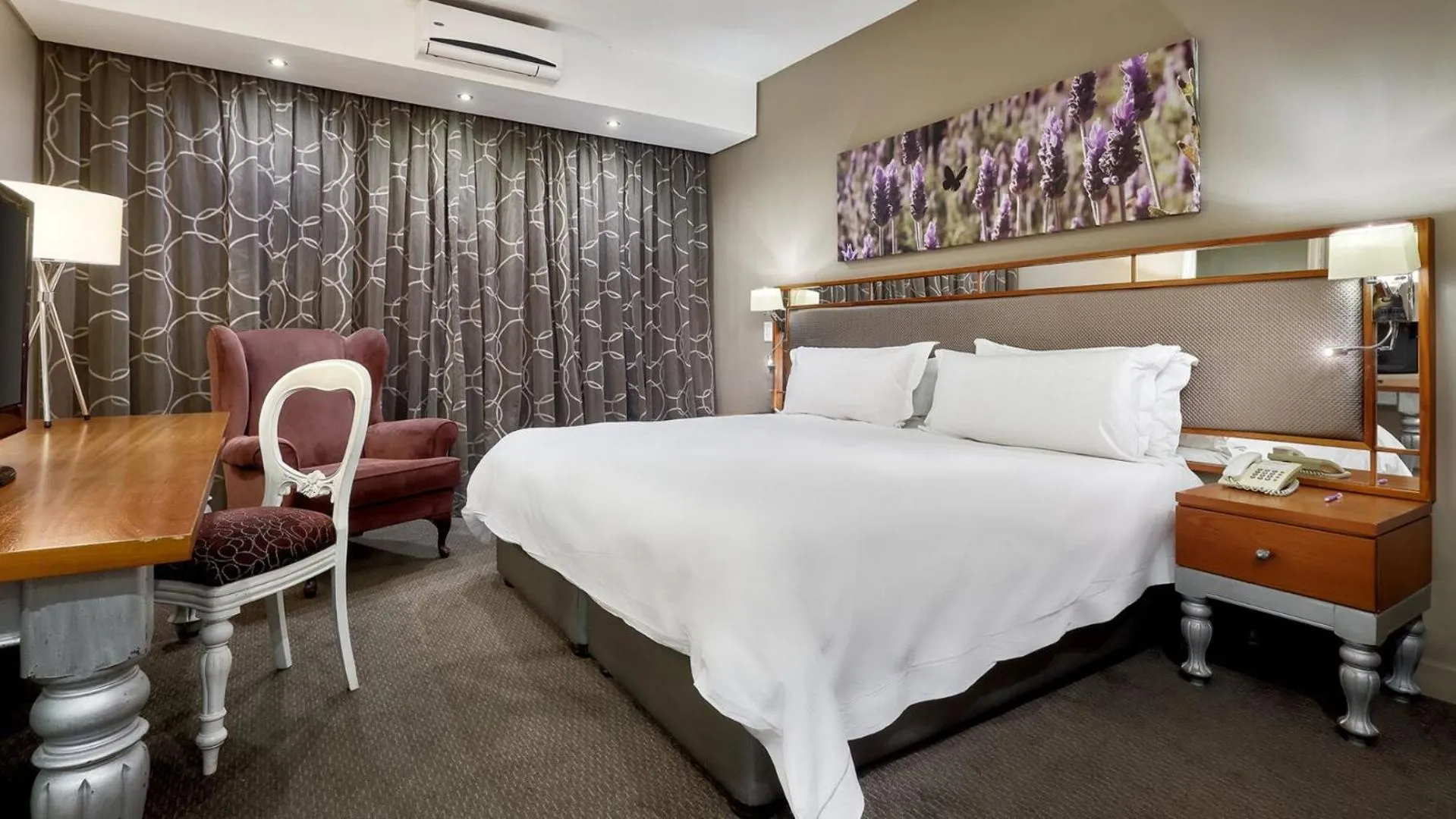 Bed in ANEW Hotel Hatfield Pretoria