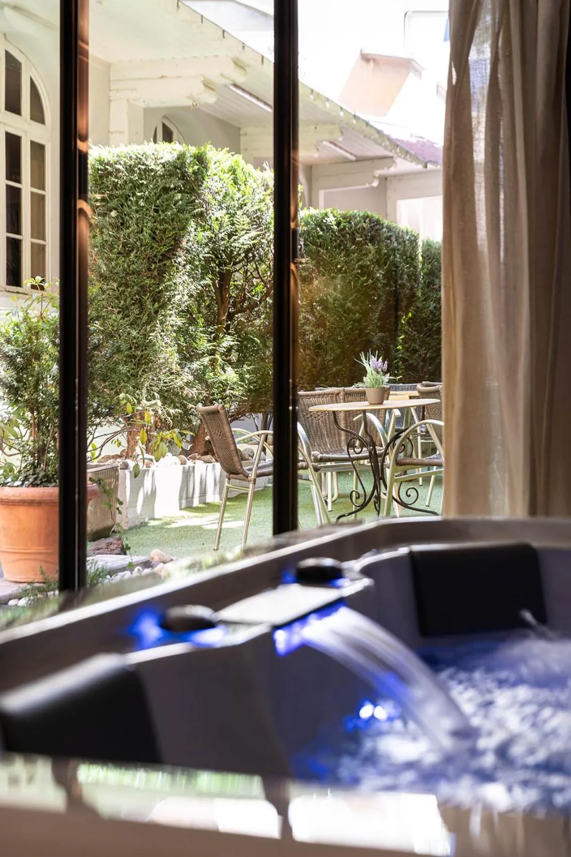 Hot Tub in The Originals City, Hôtel Bristol, Le Puy-en-Velay