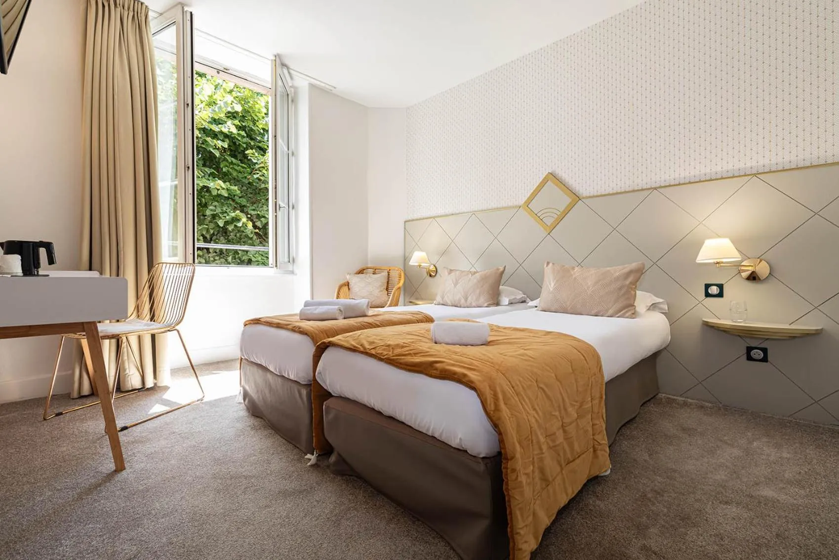 Photo of the whole room, Bed in The Originals City, Hôtel Bristol, Le Puy-en-Velay