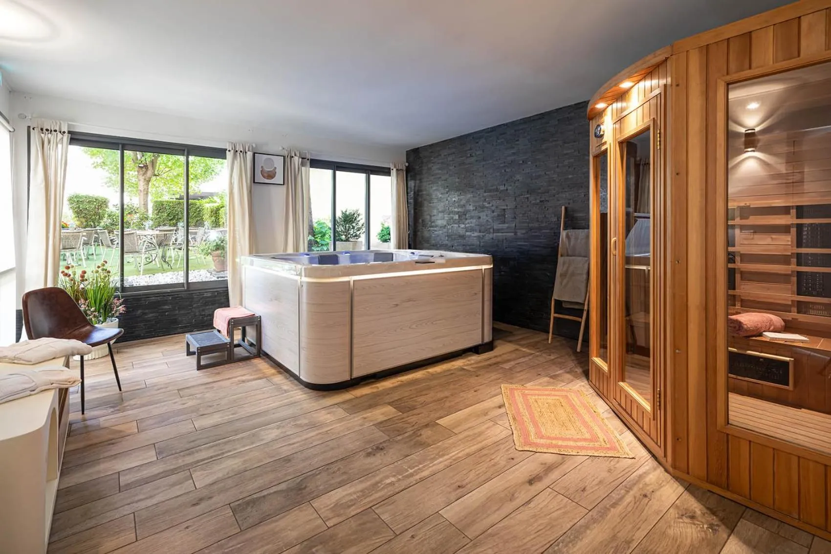 Hot Tub in The Originals City, Hôtel Bristol, Le Puy-en-Velay