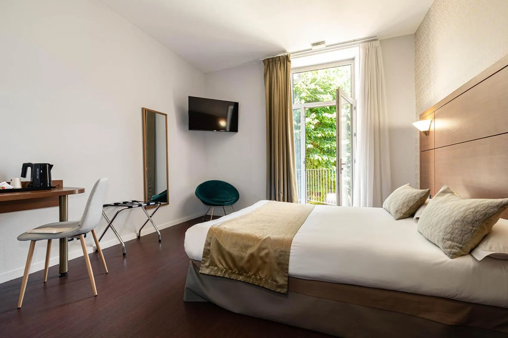 Photo of the whole room, Bed in The Originals City, Hôtel Bristol, Le Puy-en-Velay