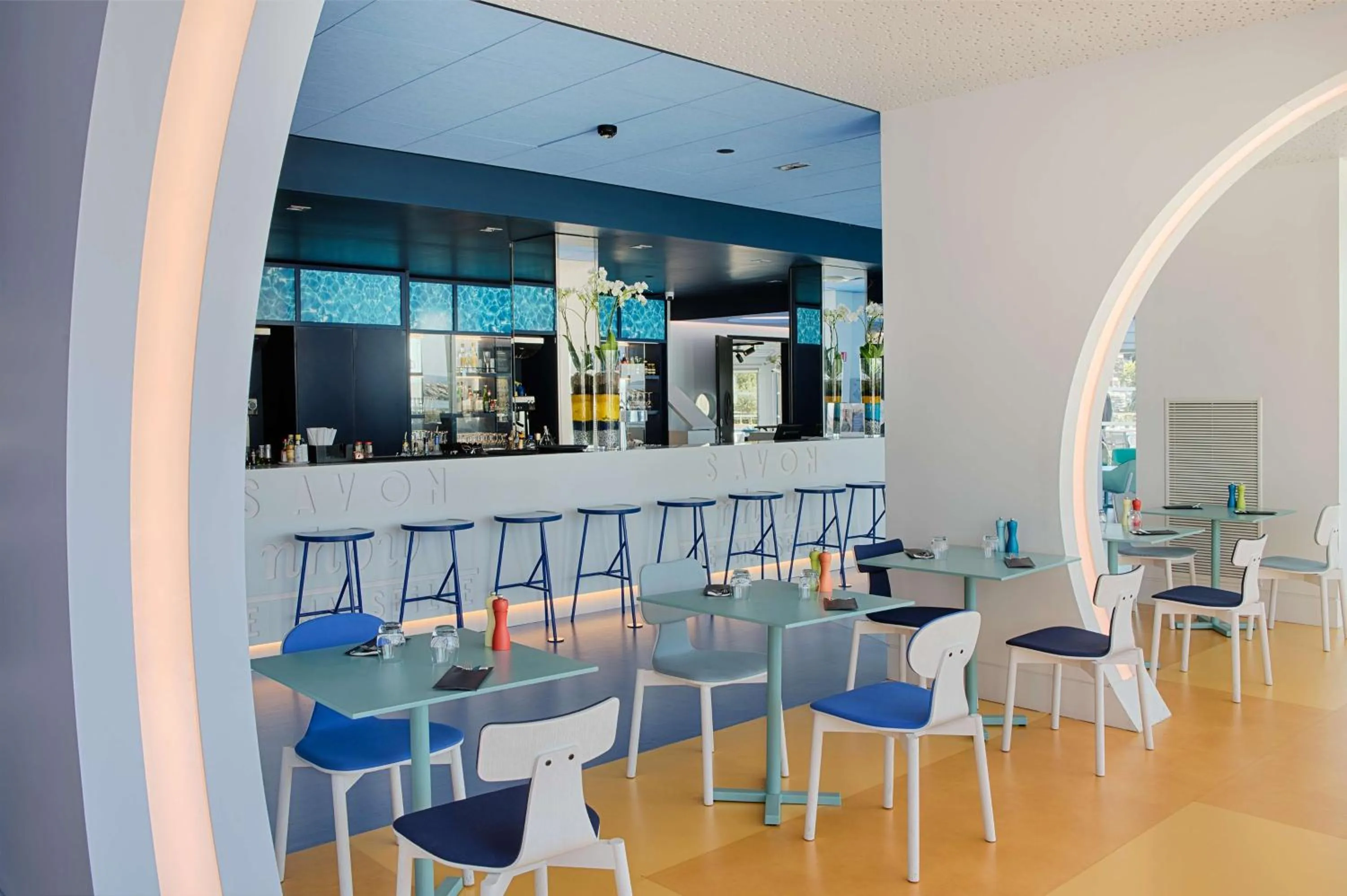 Lounge or bar in nhow Marseille