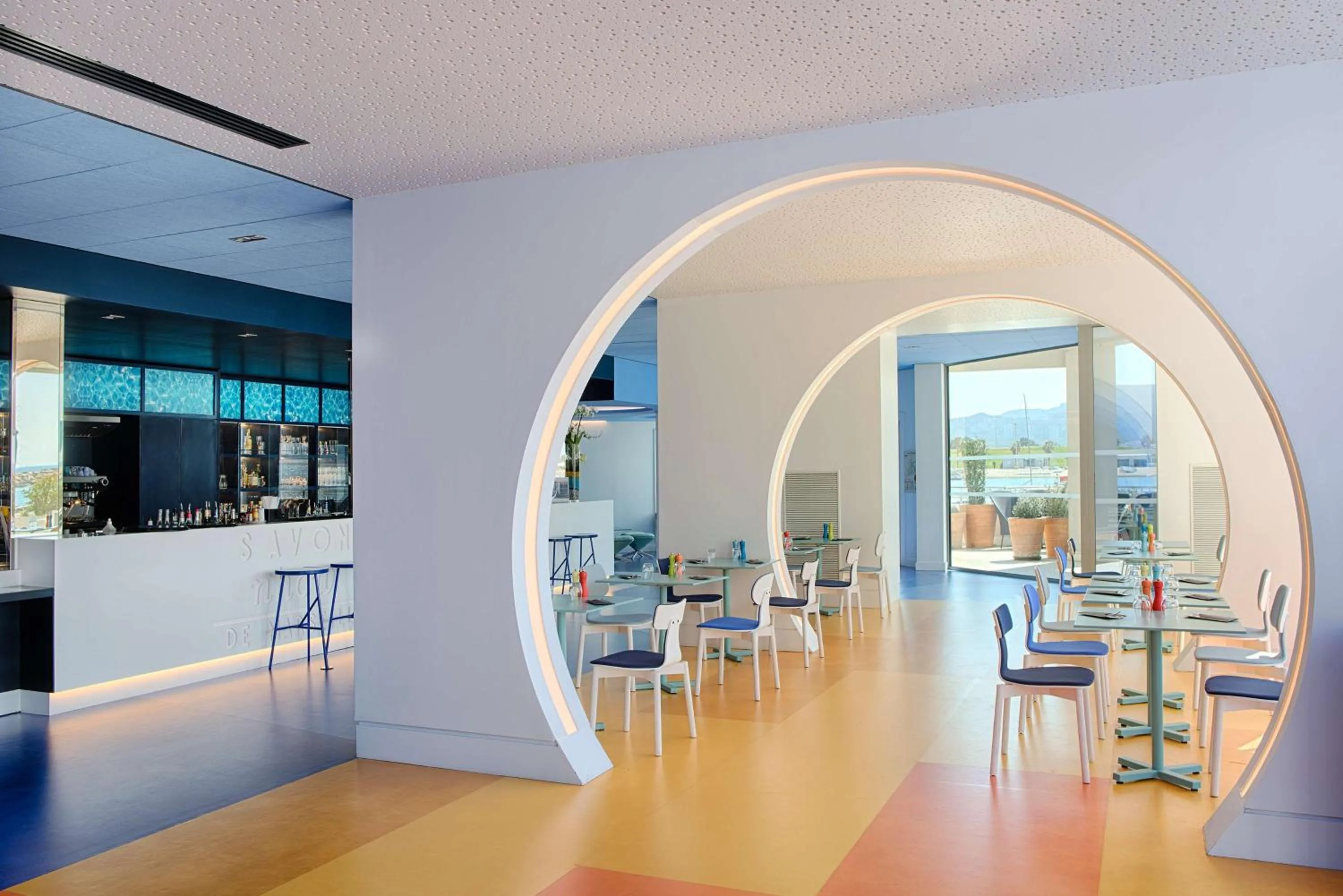 Lounge or bar in nhow Marseille