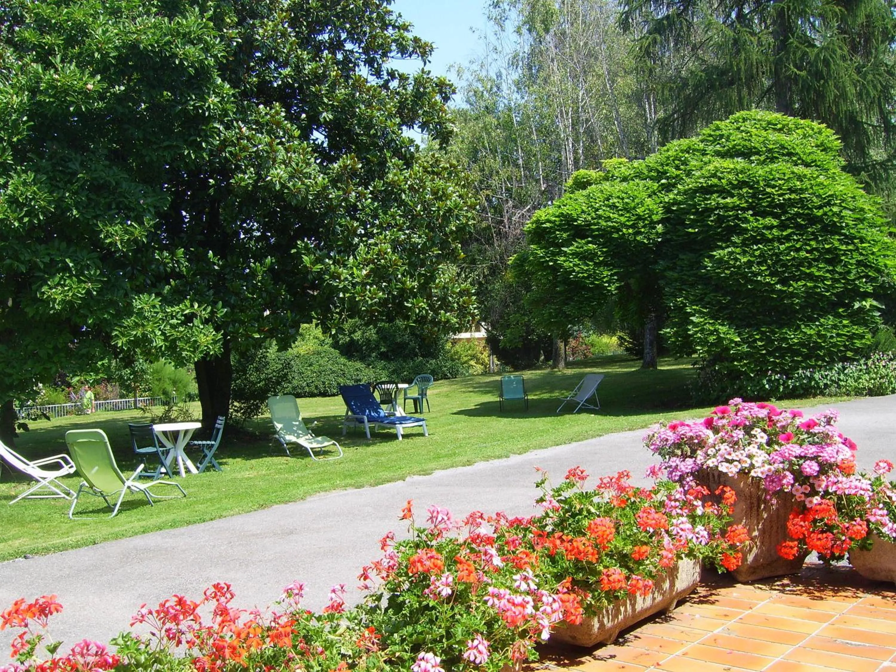 Patio in Hôtel Les Pavillons du Golf