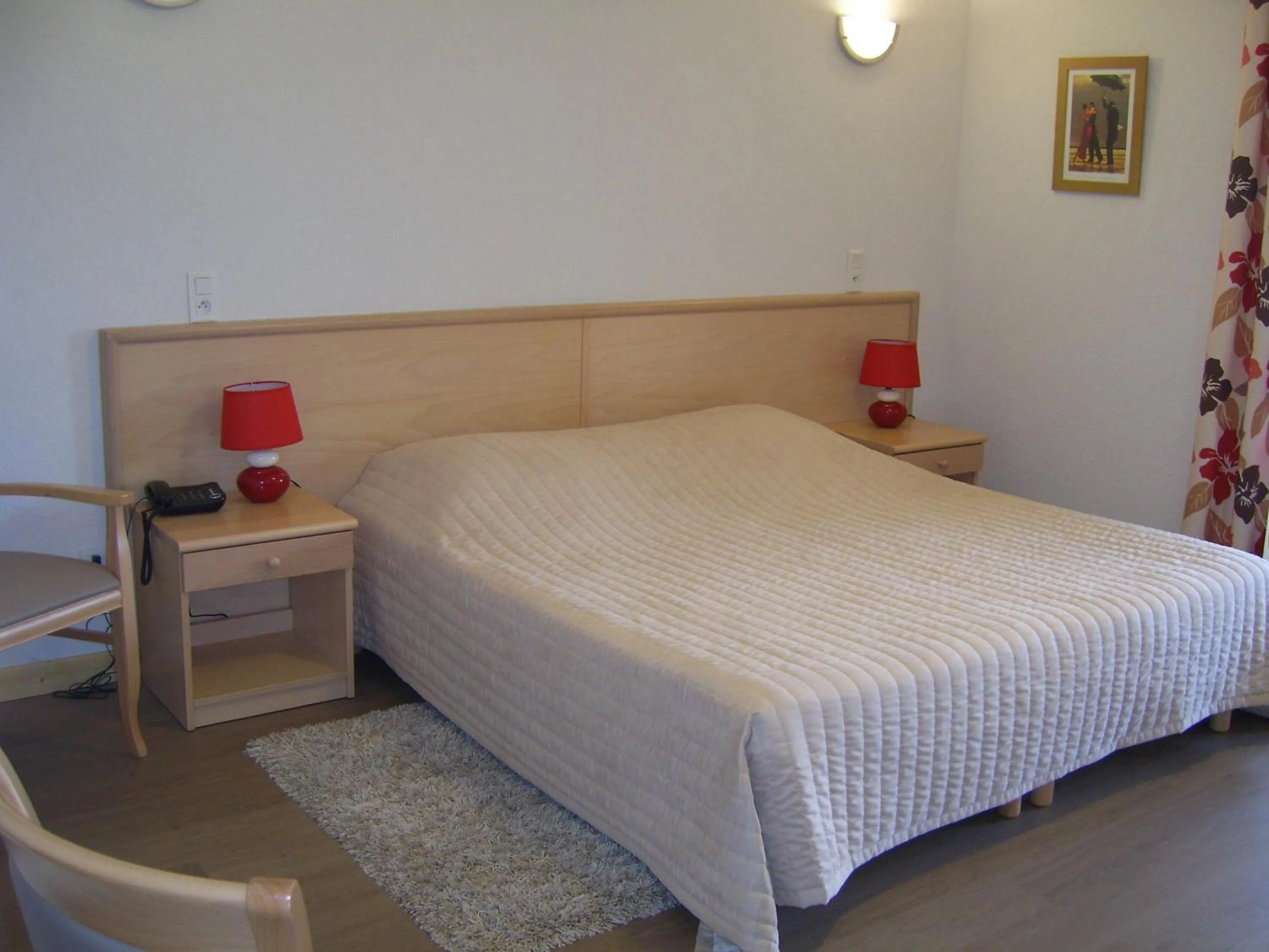 Photo of the whole room in Hôtel Les Pavillons du Golf