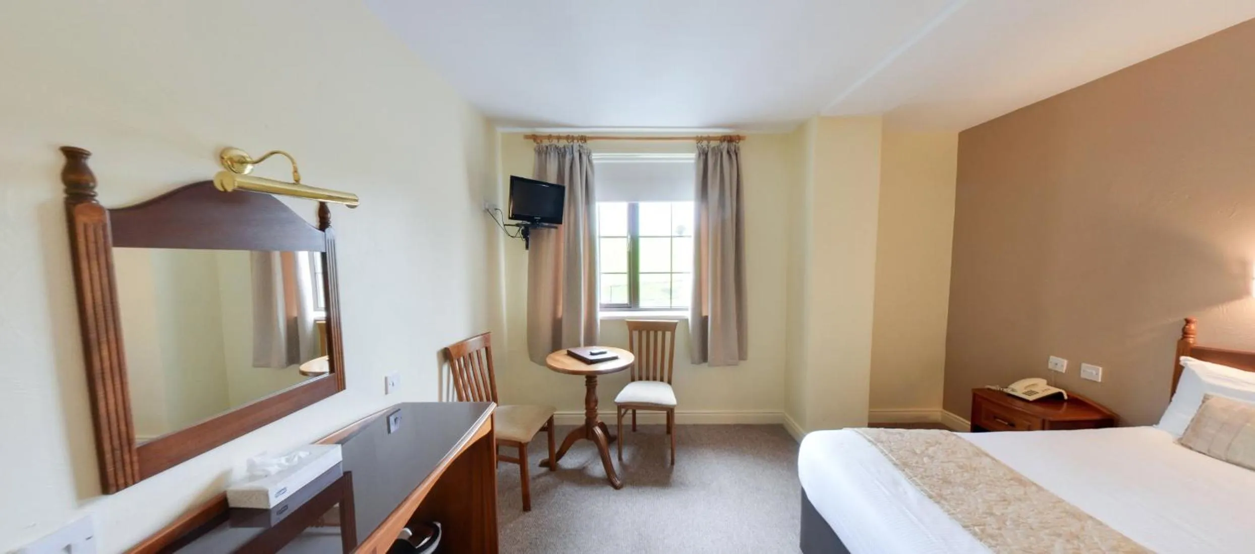 Photo of the whole room, Bed in Hotel Curracloe