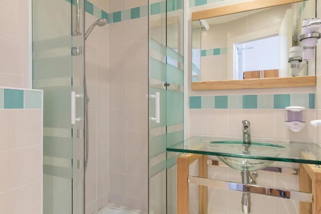 Bathroom in Brit Hôtel Confort Cléria Lorient Centre