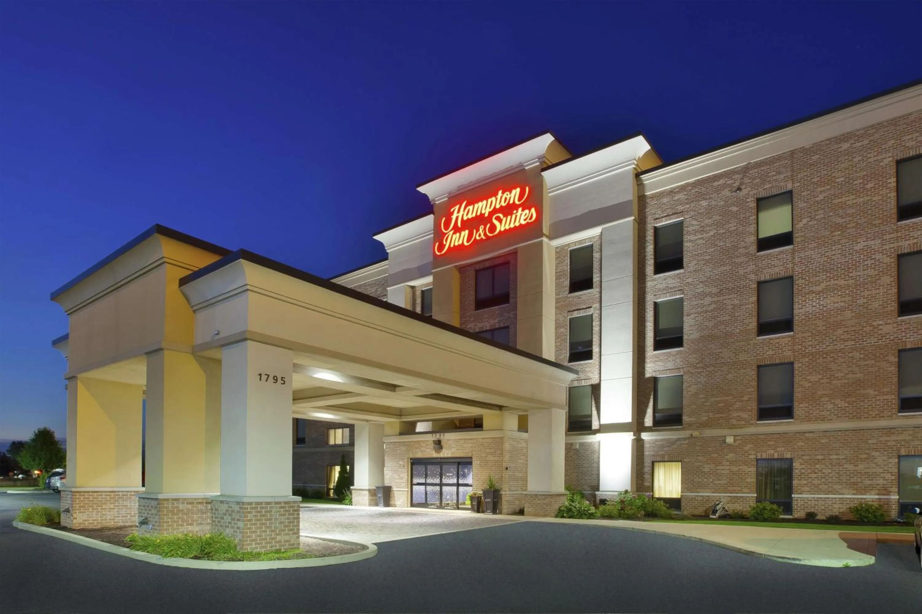 Property building in Hampton Inn & Suites - Elyria