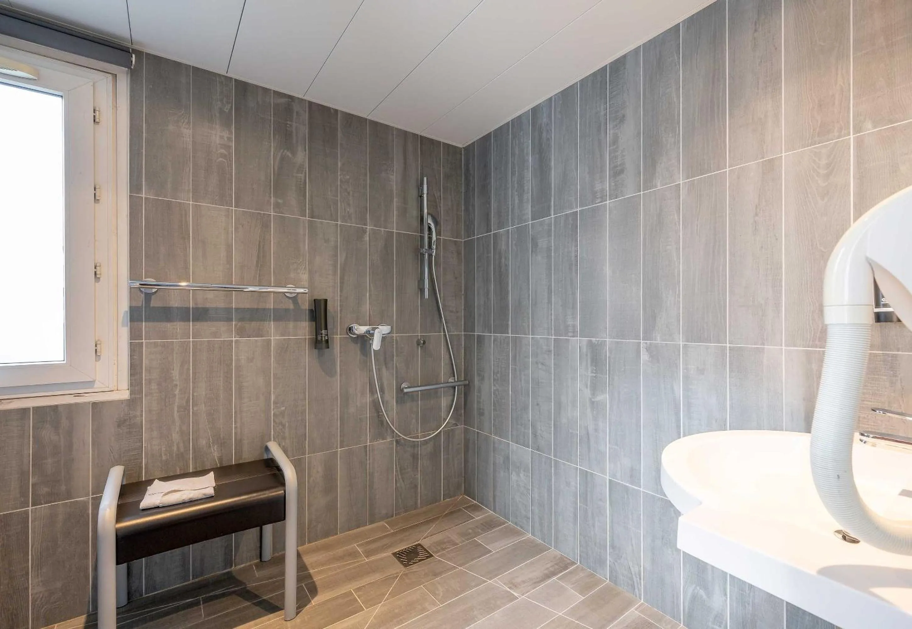 Shower in ibis Bordeaux Mérignac