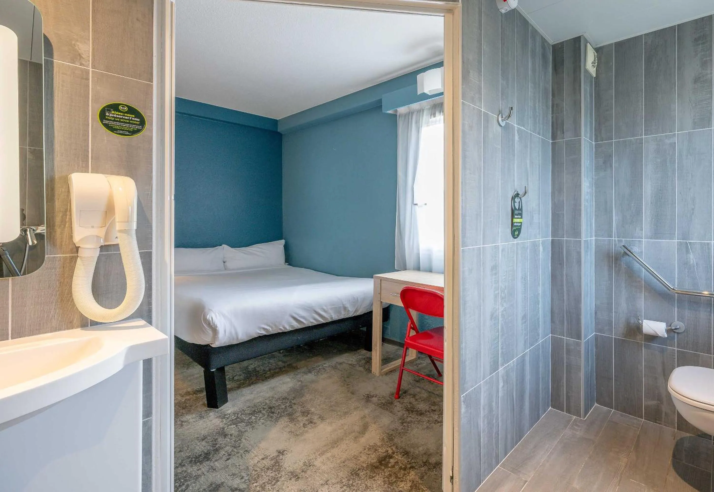 Bathroom, Bed in B&B HOTEL Bordeaux Mérignac Cadera Aéroport