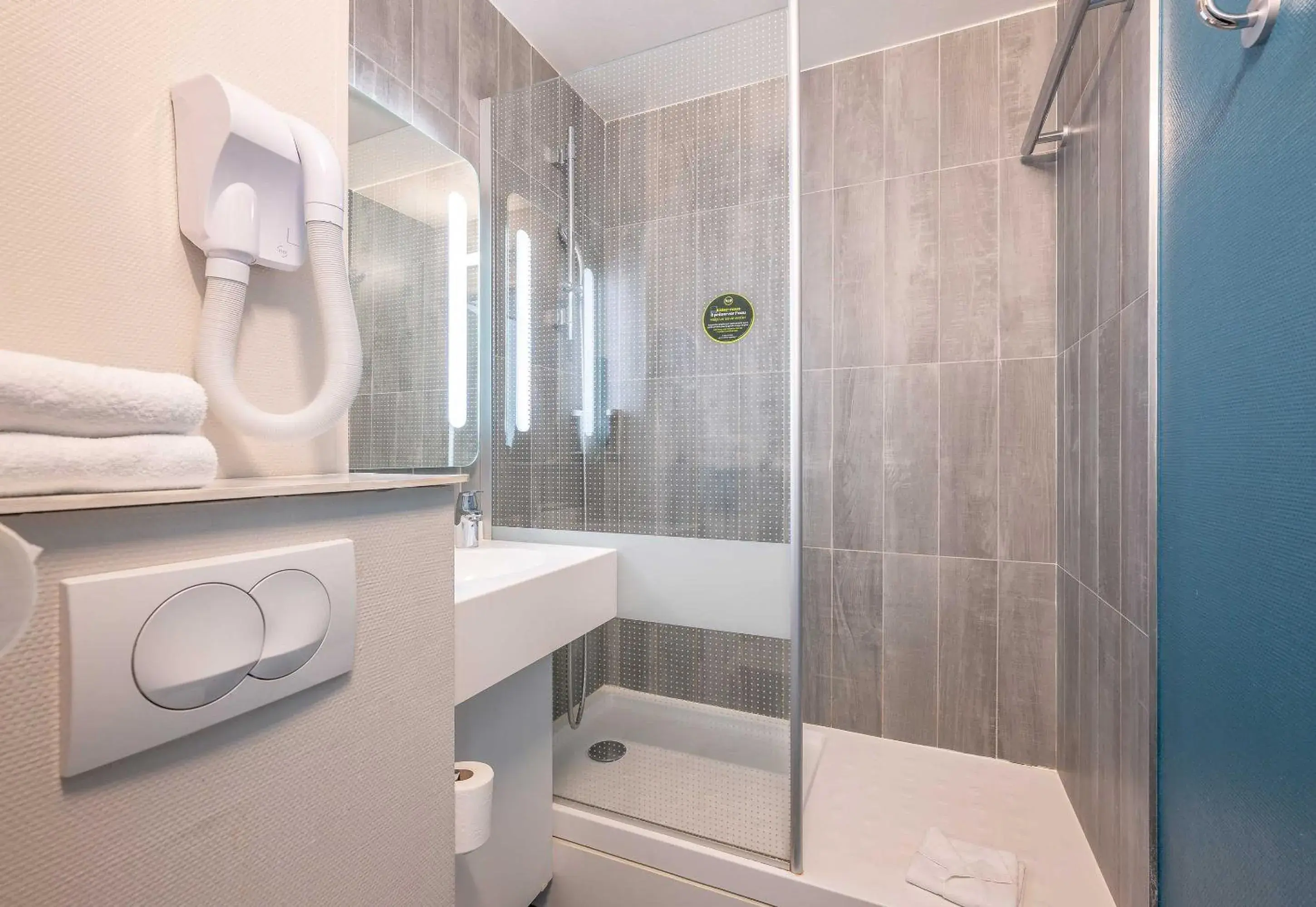 Triple Room in ibis Bordeaux Mérignac Triple Room in ibis Bordeaux Mérignac