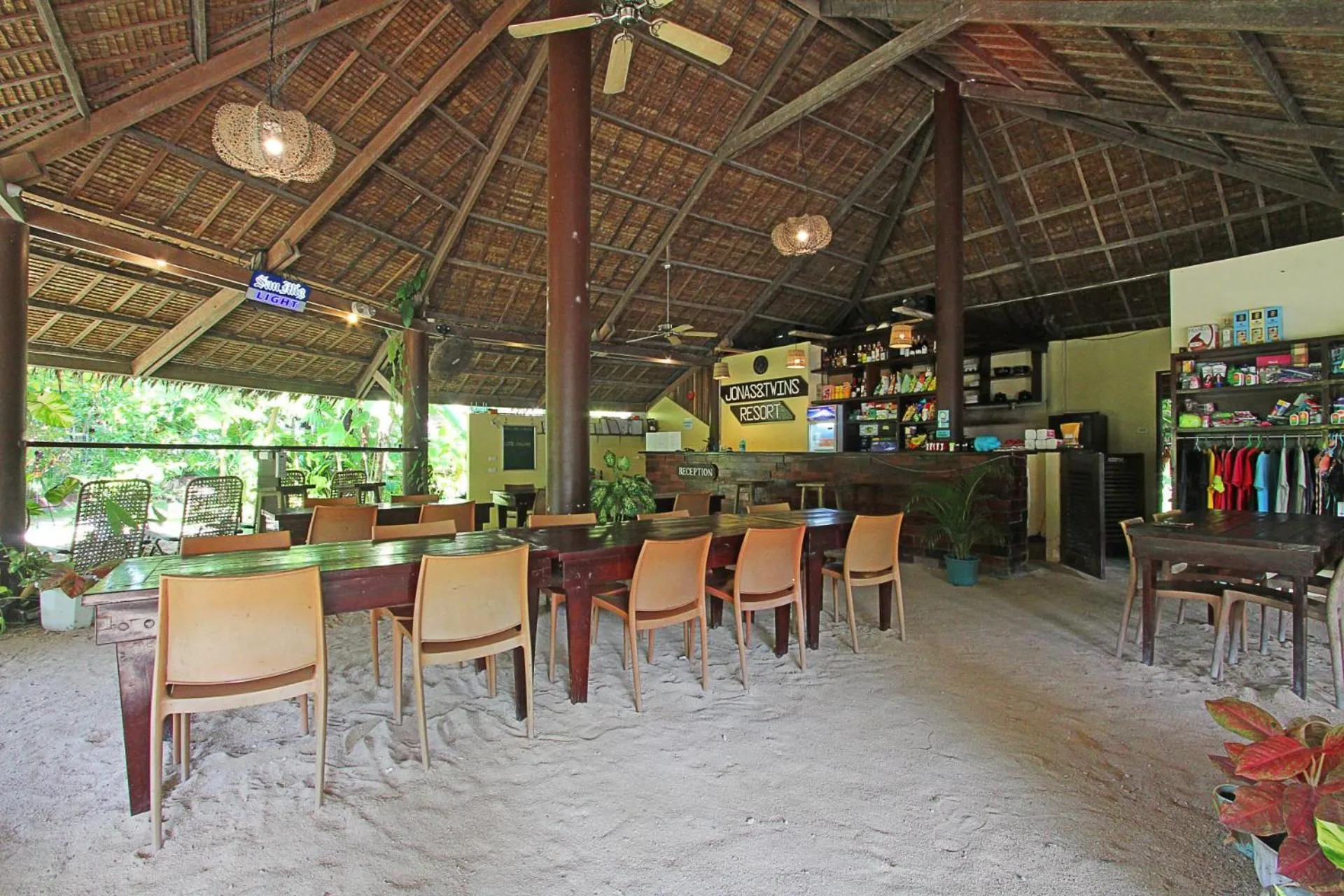 Restaurant/places to eat in Jonas and Twins Resort