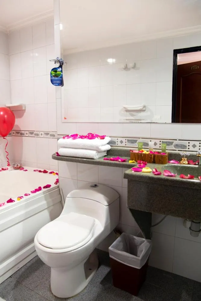 Bathroom in Hotel Splendor by Friends Company