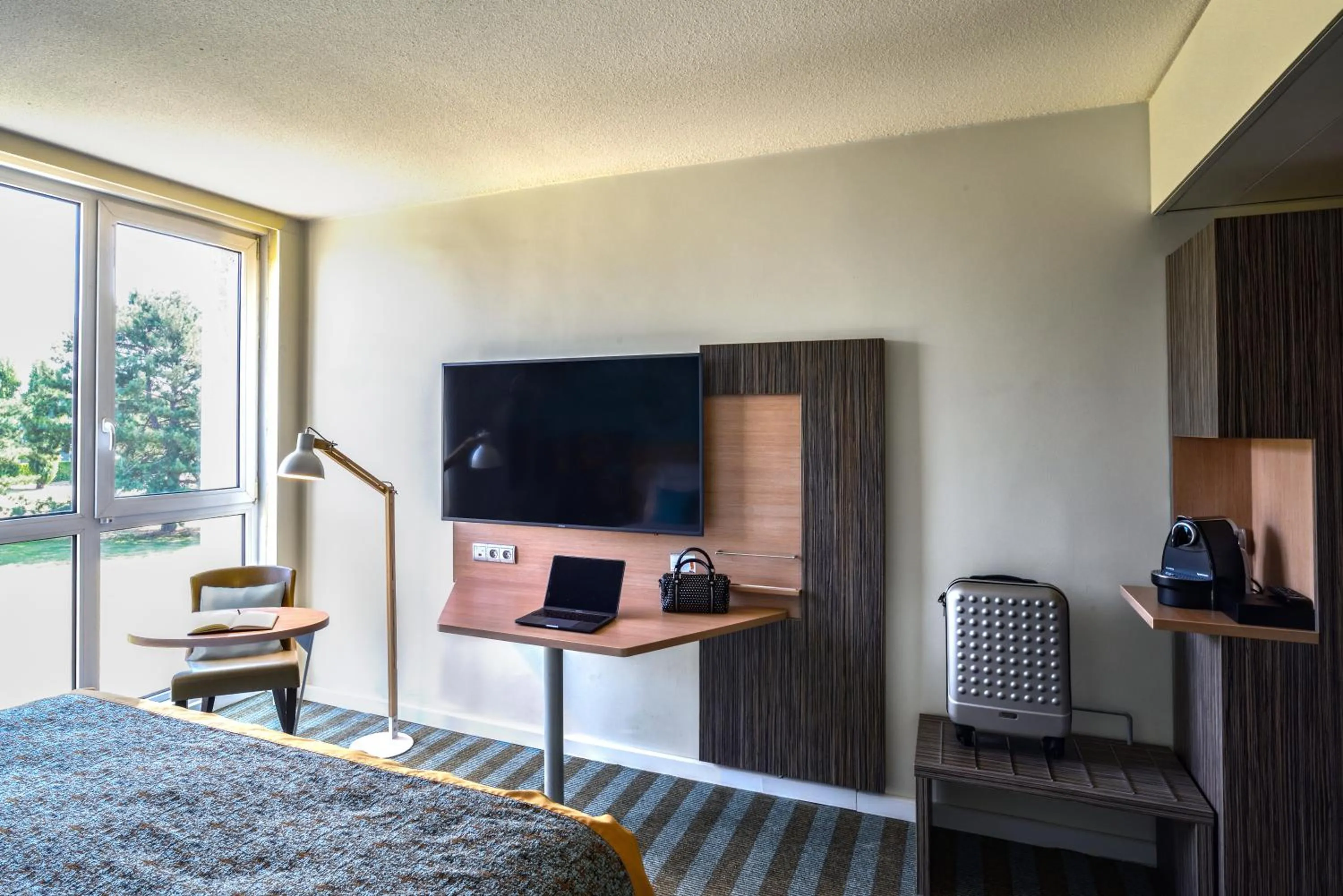Toilet, Bed in Hôtel Mercure Lille Aéroport