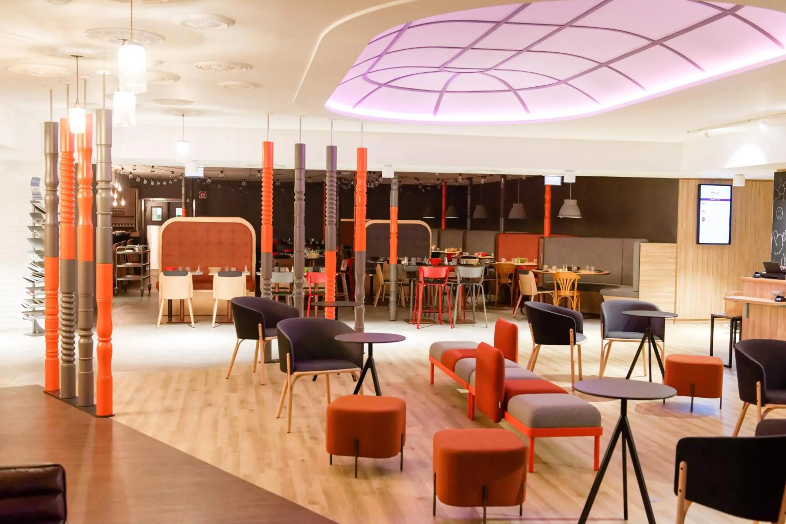 Lobby or reception in Hôtel Mercure Lille Aéroport