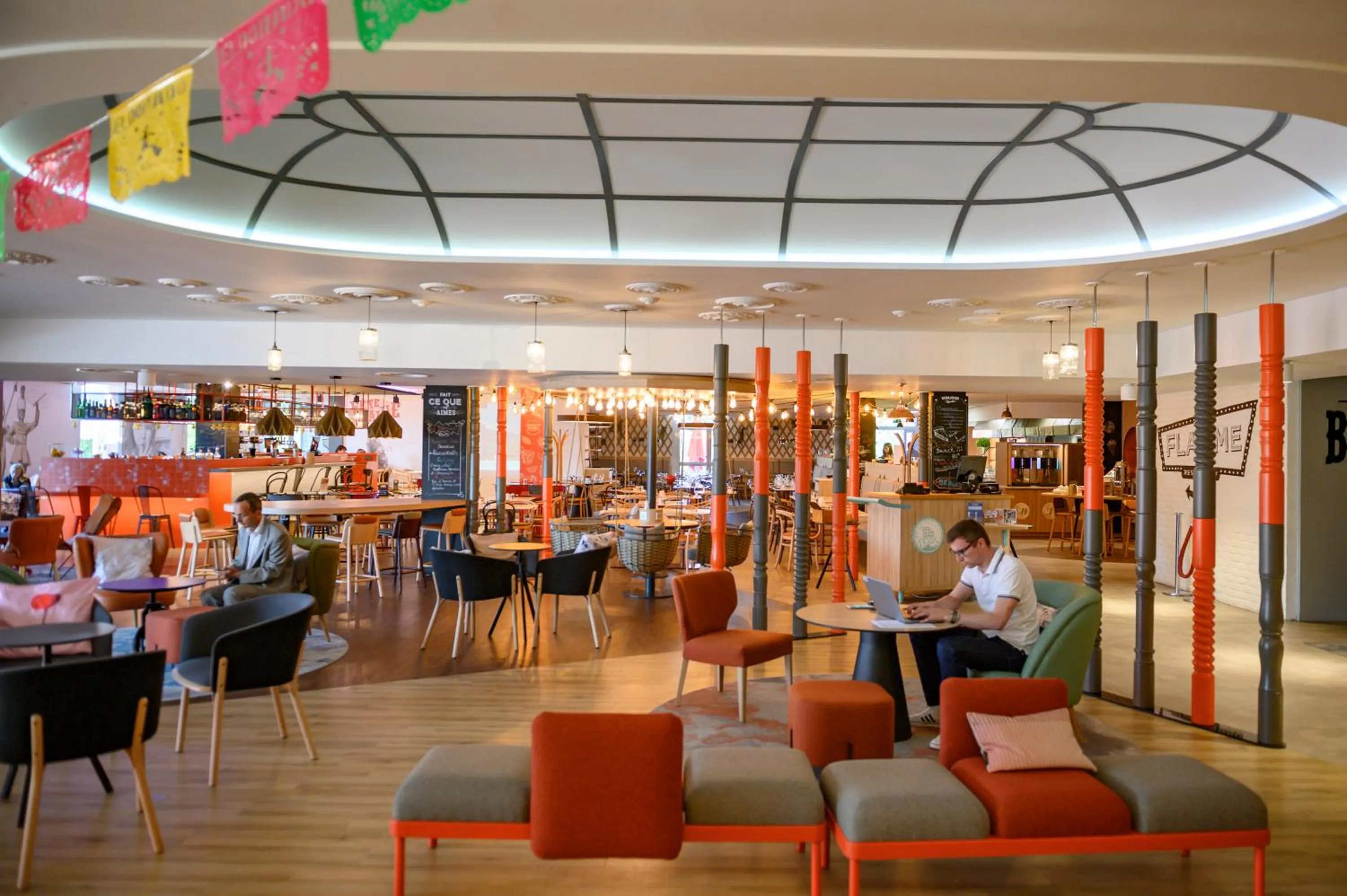 Lobby or reception in Hôtel Mercure Lille Aéroport