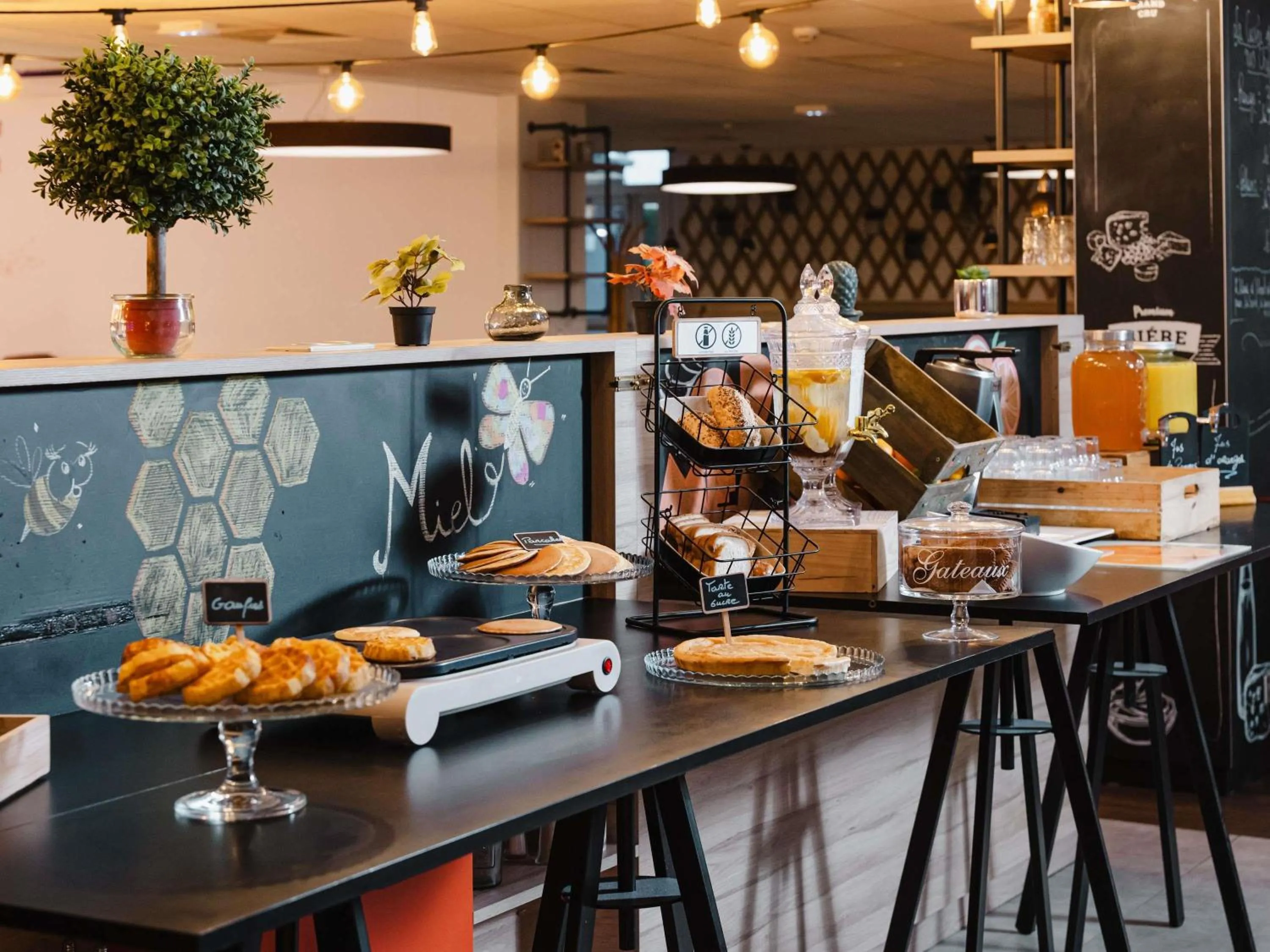 Breakfast in Hôtel Mercure Lille Aéroport