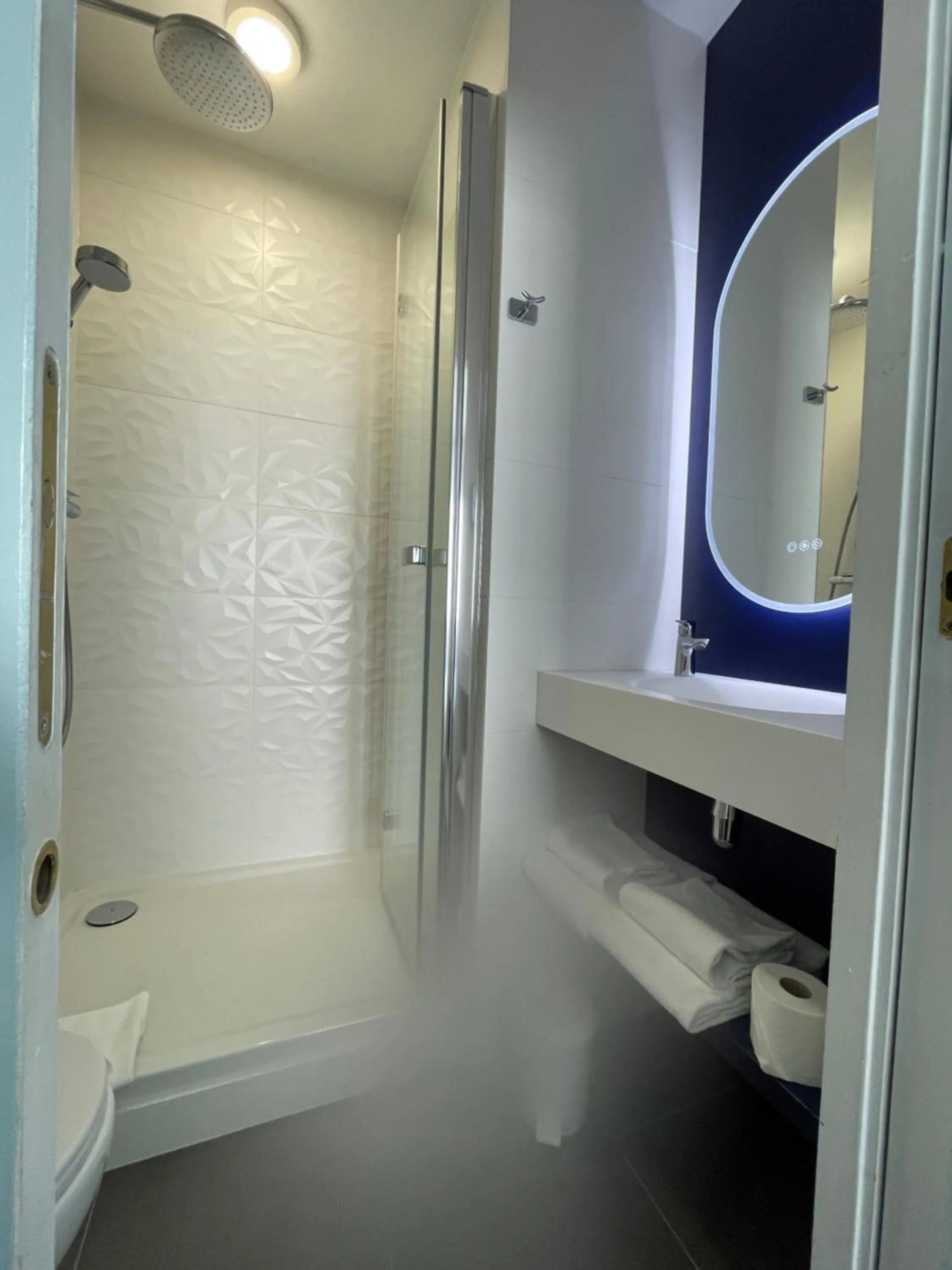 Shower in Best Western Hôtel Royan Océan