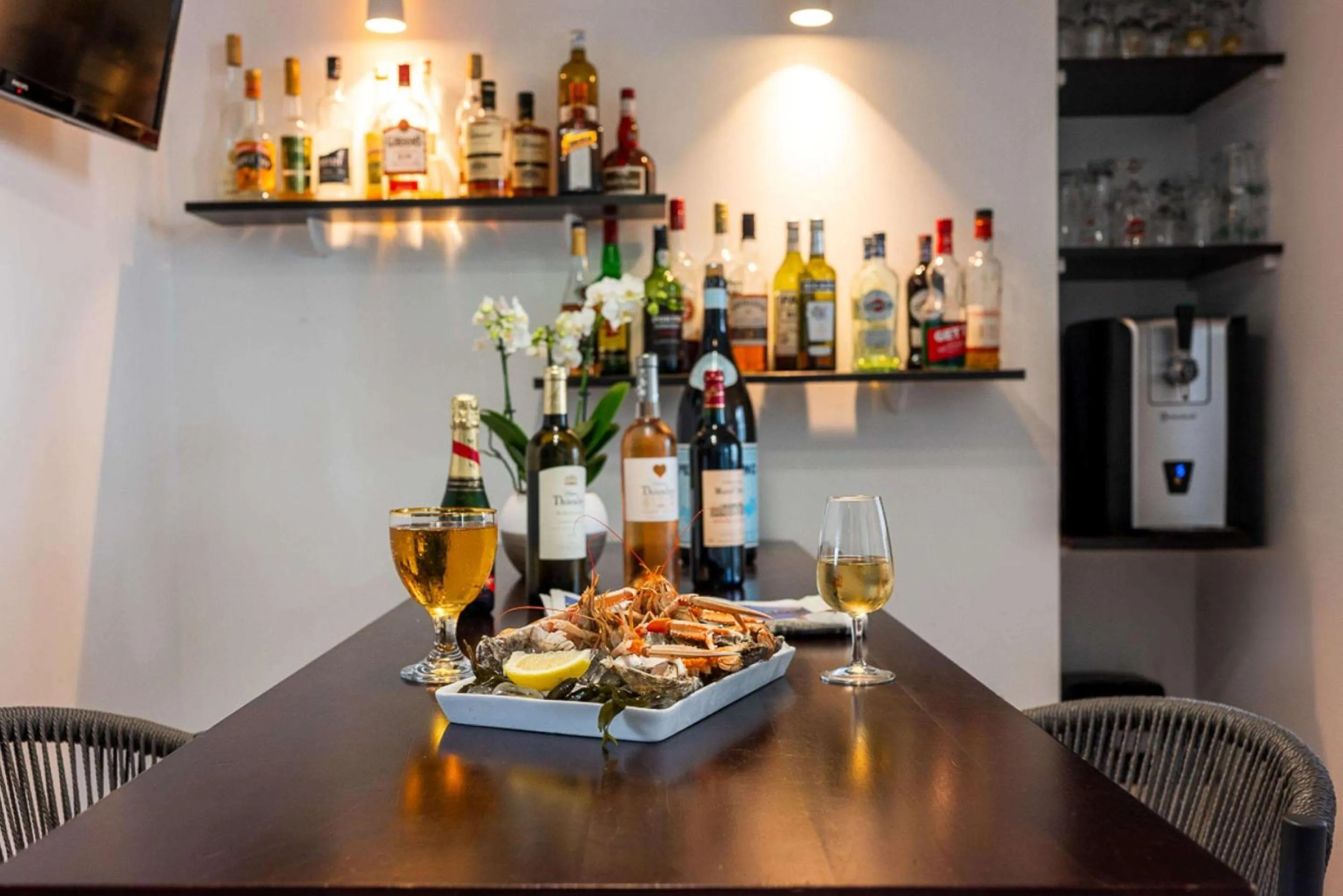 Lounge or bar in Best Western Hôtel Royan Océan