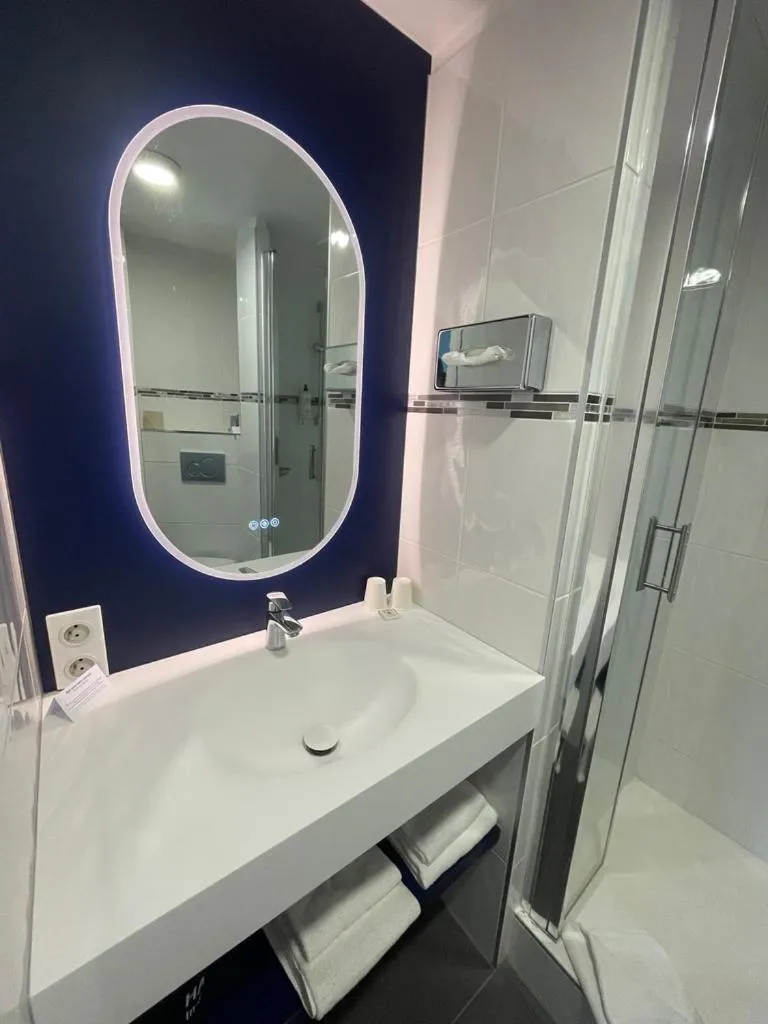 Shower in Best Western Hôtel Royan Océan