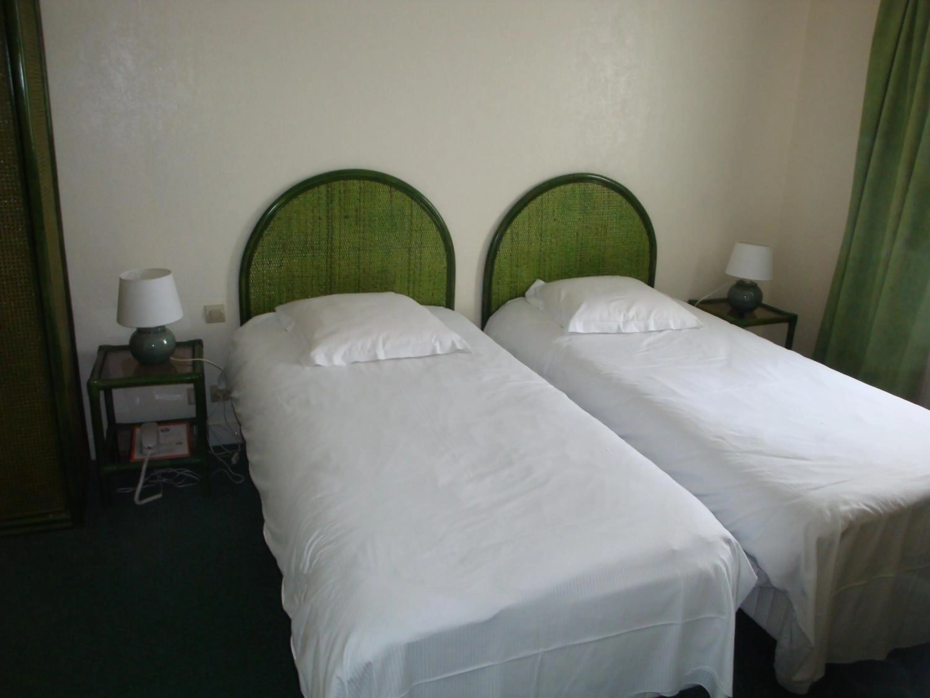 Bed in Hôtel de l'Orme, Akena