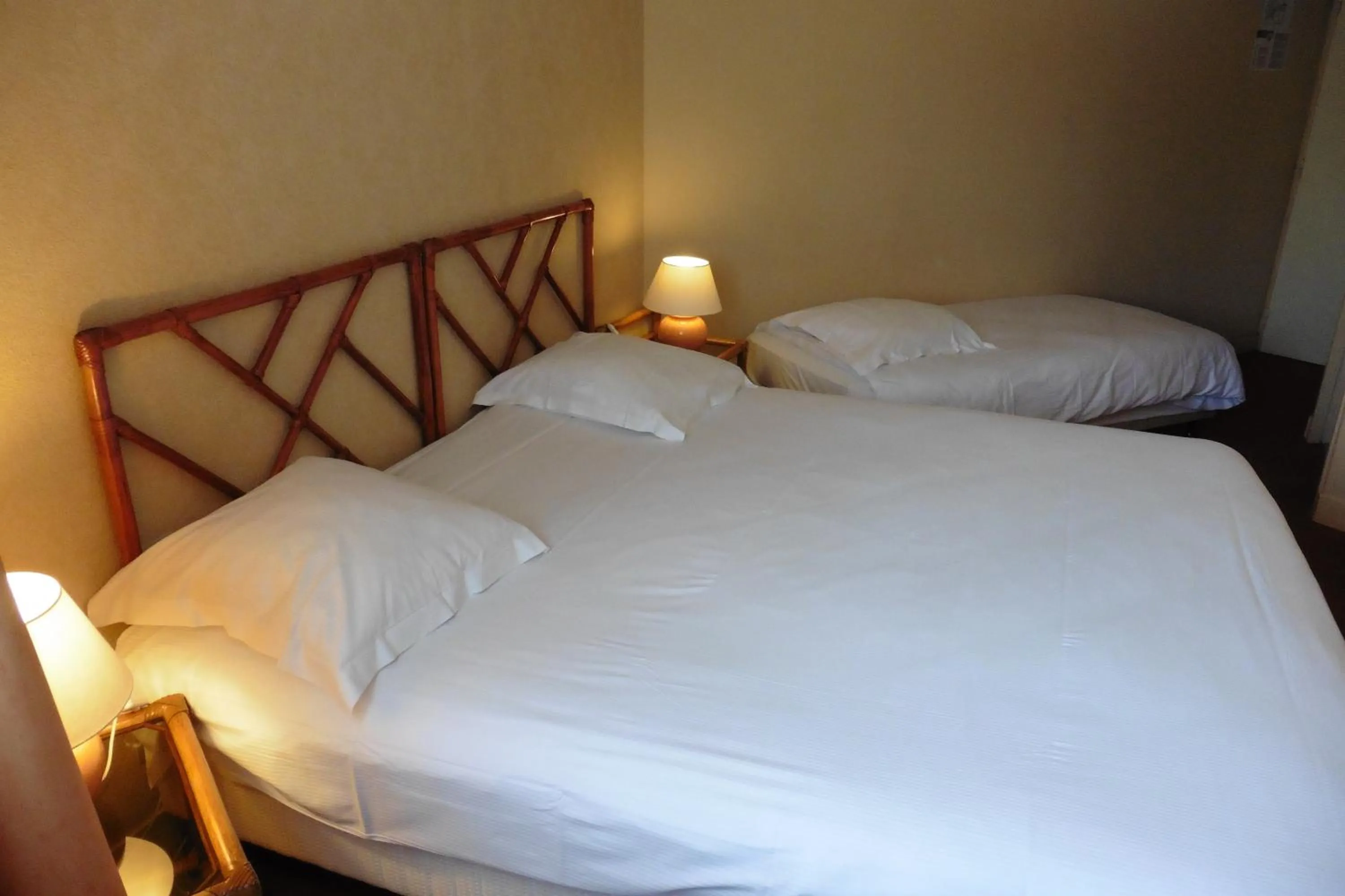 Bed in Hôtel de l'Orme, Akena