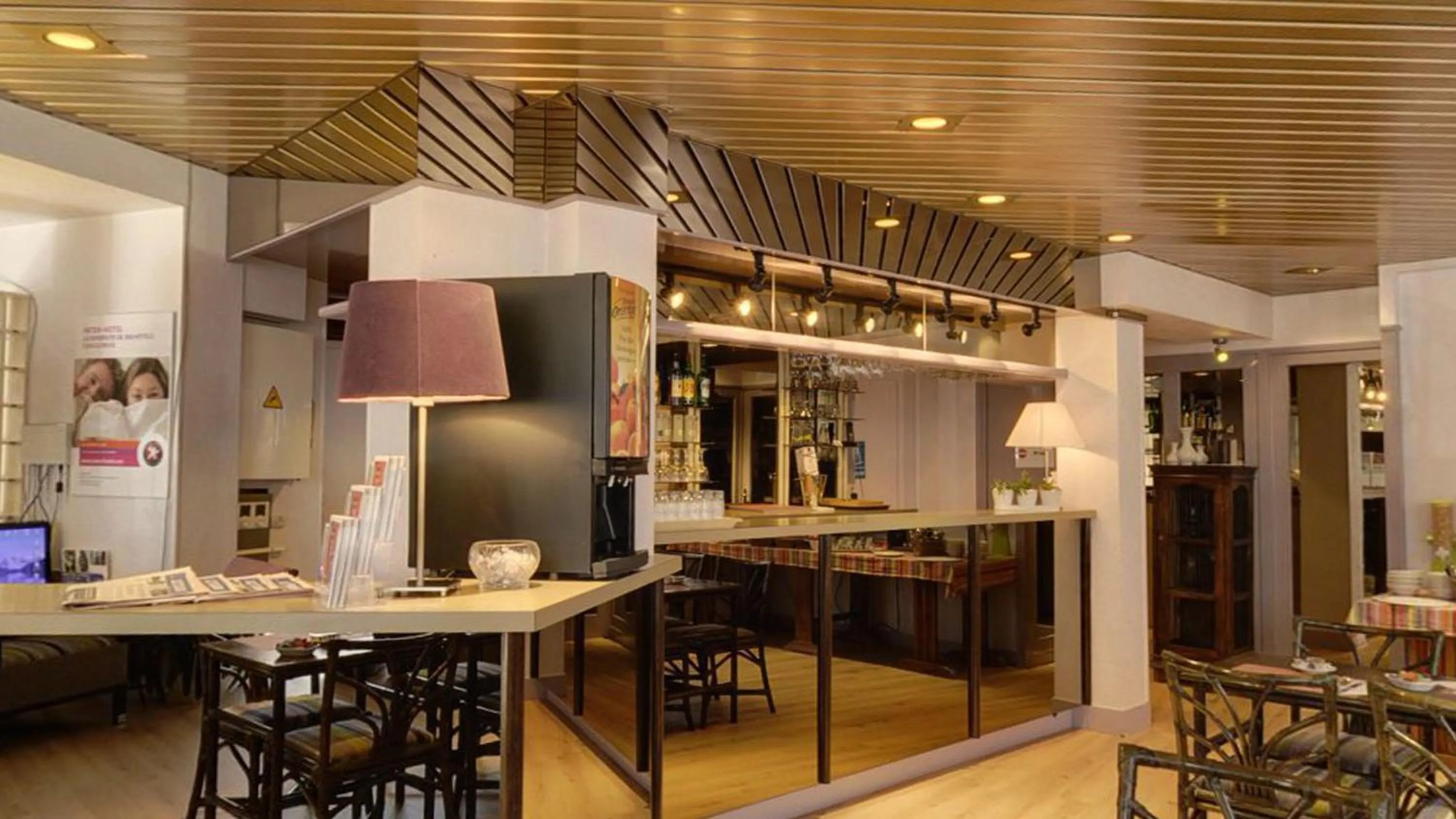 Lounge or bar in Hôtel de l'Orme, Akena