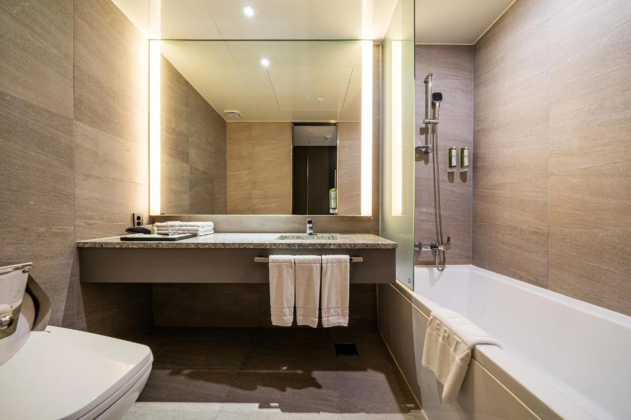 Shower in Rivertain Hotel Gyeongju