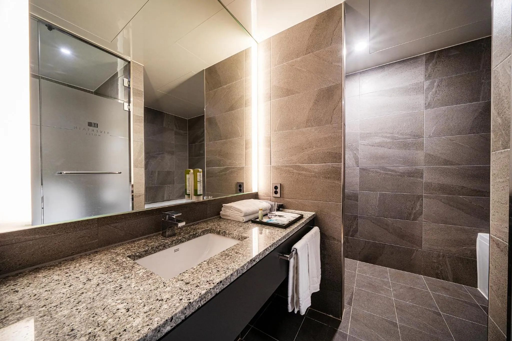 Shower in Rivertain Hotel Gyeongju