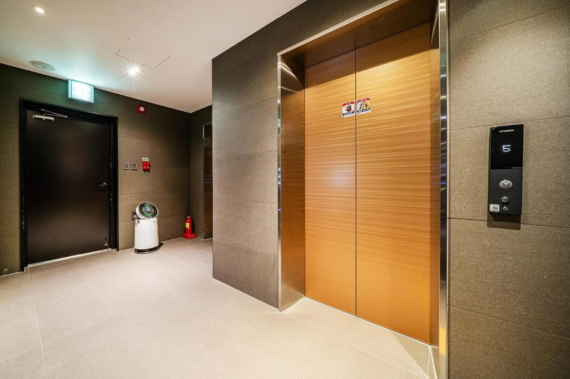 elevator in Rivertain Hotel Gyeongju