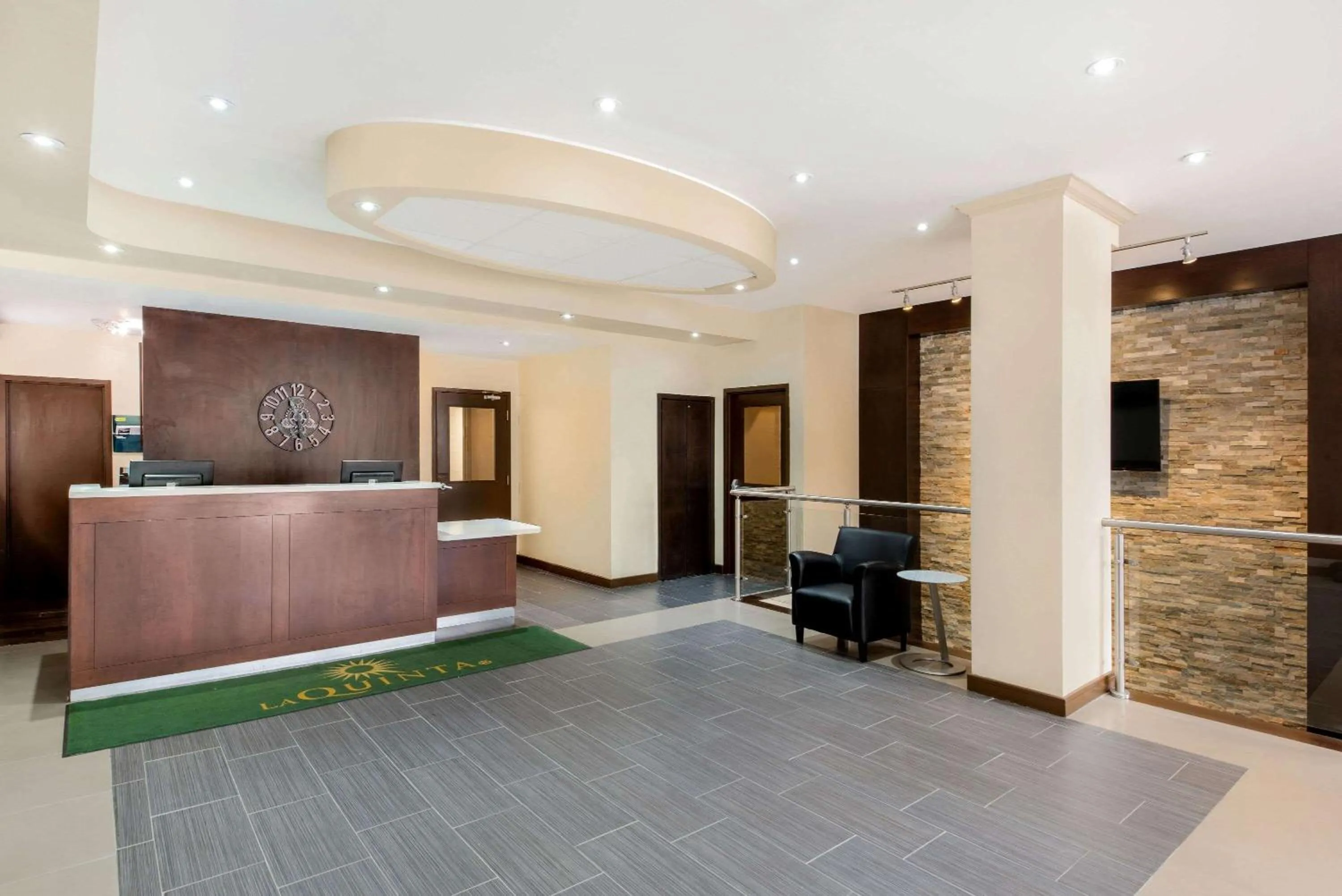 Lobby or reception in La Quinta by Wyndham Oshawa
