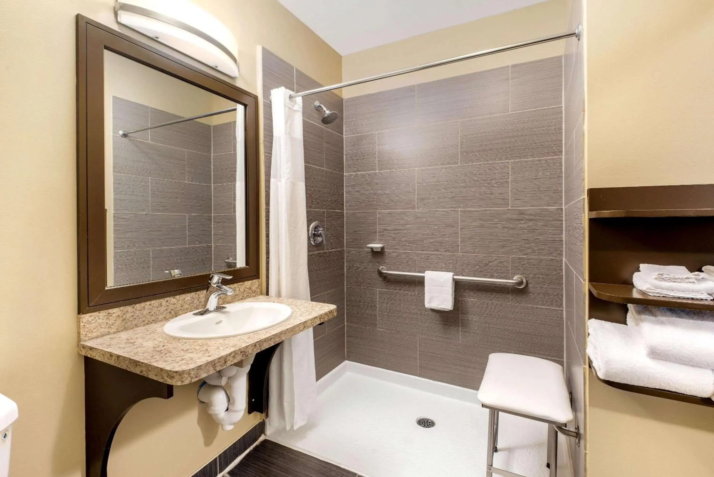 Queen Room - Disability Access in La Quinta by Wyndham Oshawa Queen Room - Disability Access in La Quinta by Wyndham Oshawa