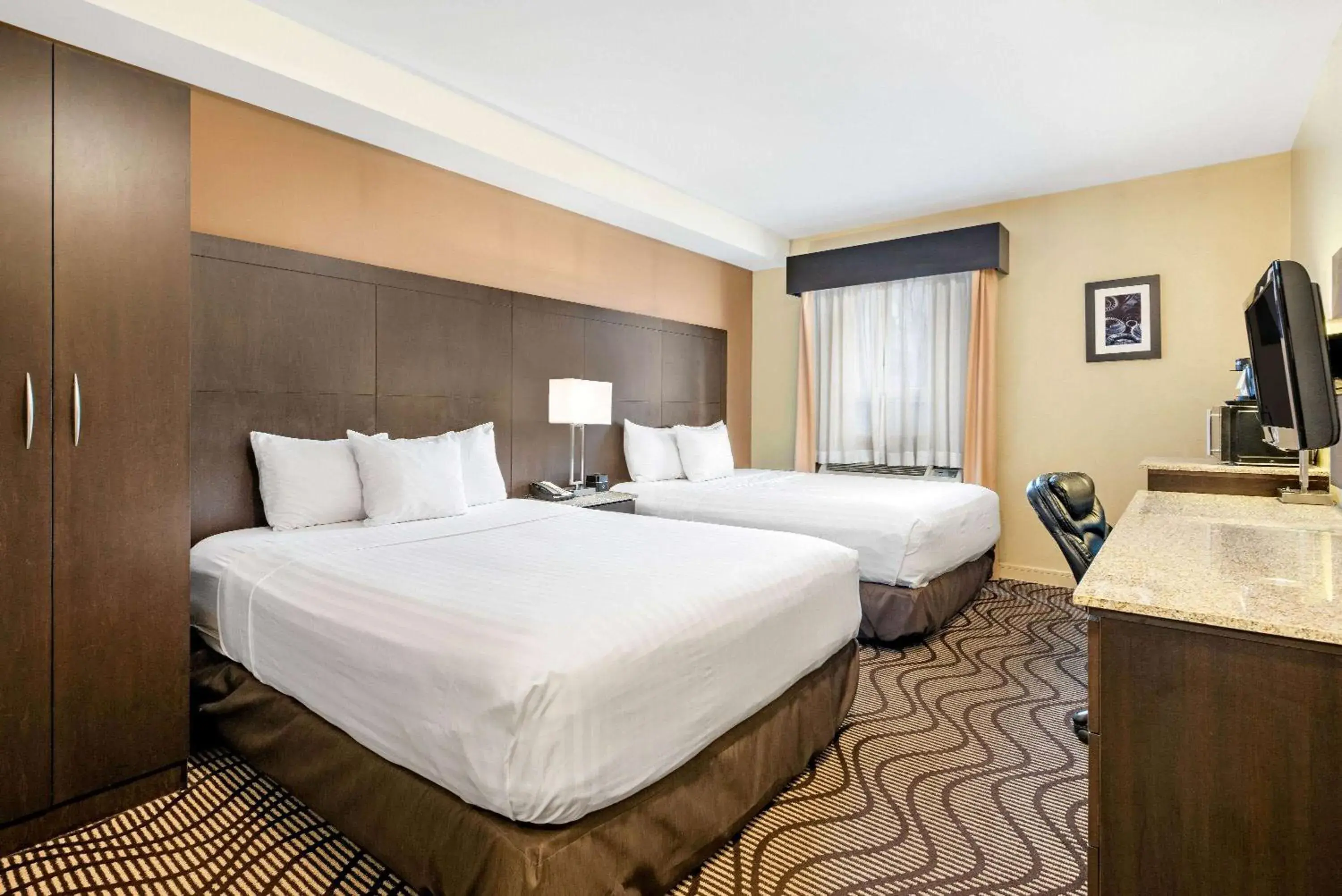 Deluxe Queen Room with Two Queen Beds in La Quinta by Wyndham Oshawa Deluxe Queen Room with Two Queen Beds in La Quinta by Wyndham Oshawa